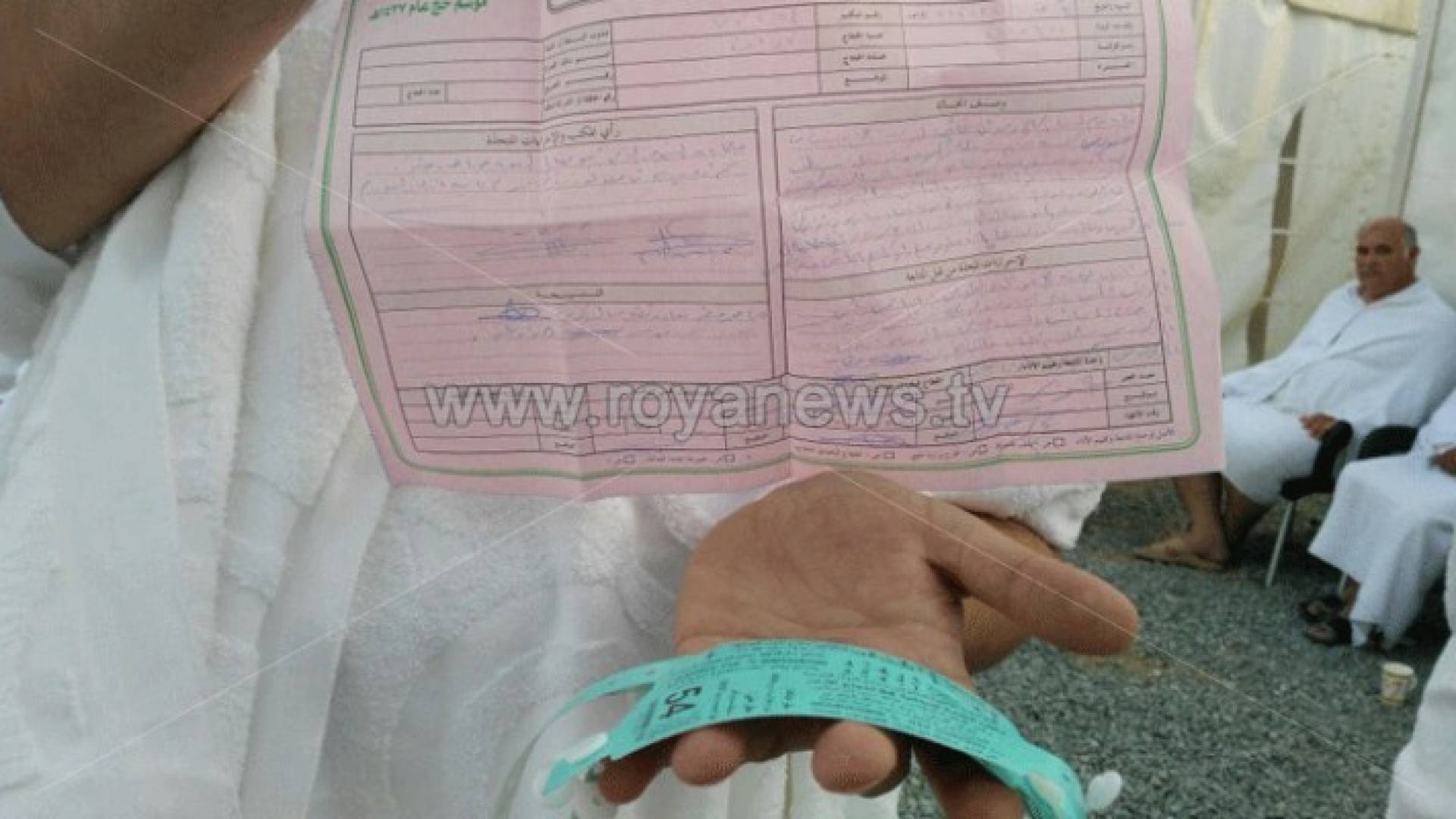 ضبط 6 أشخاص يبيعون الأساور الالكترونية للحجاج .. صور