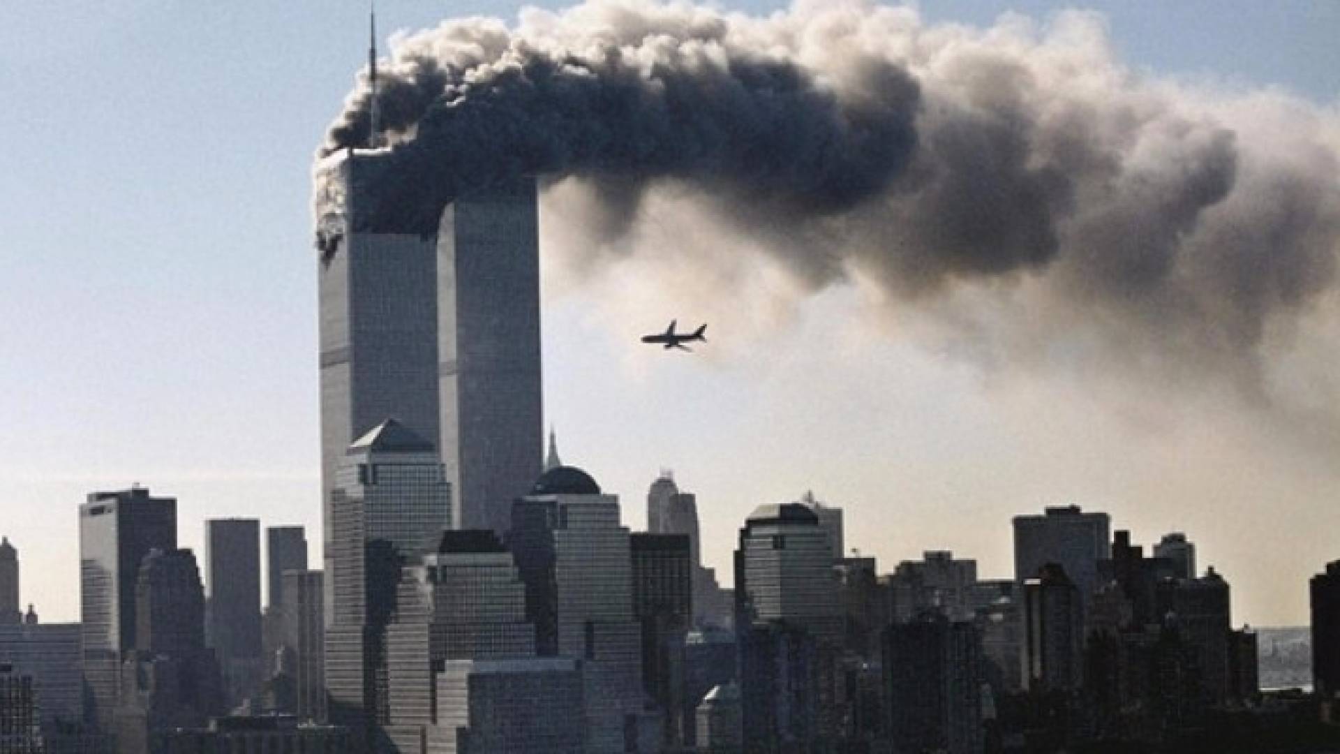 حين همسوا بأذن رئيس أميركا ليخبروه عن هجمات 11 سبتمبر .. فيديو وصور