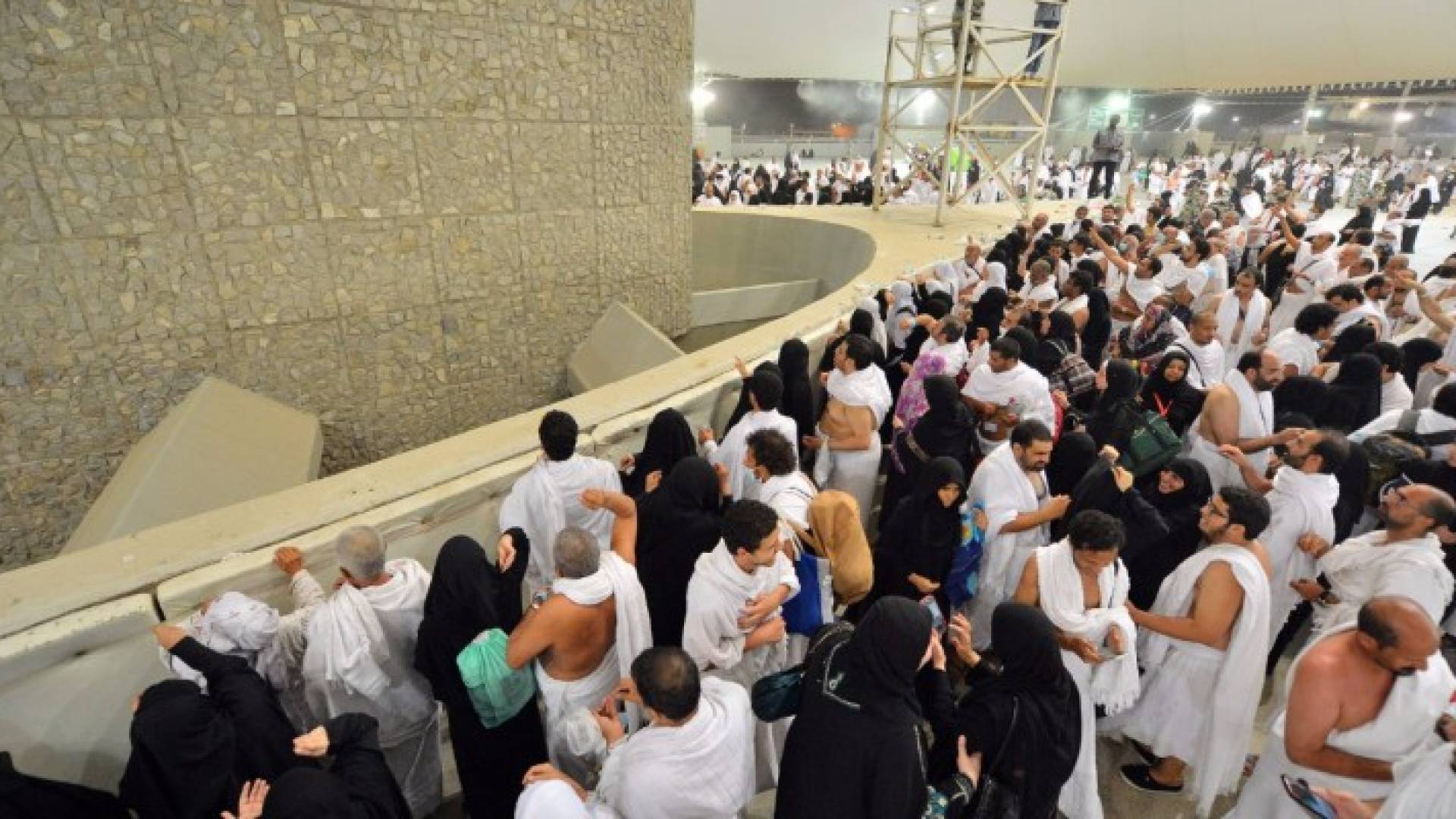 طلائع الحجاج تصل منى لرمي الجمرات في أول أيام الأضحى