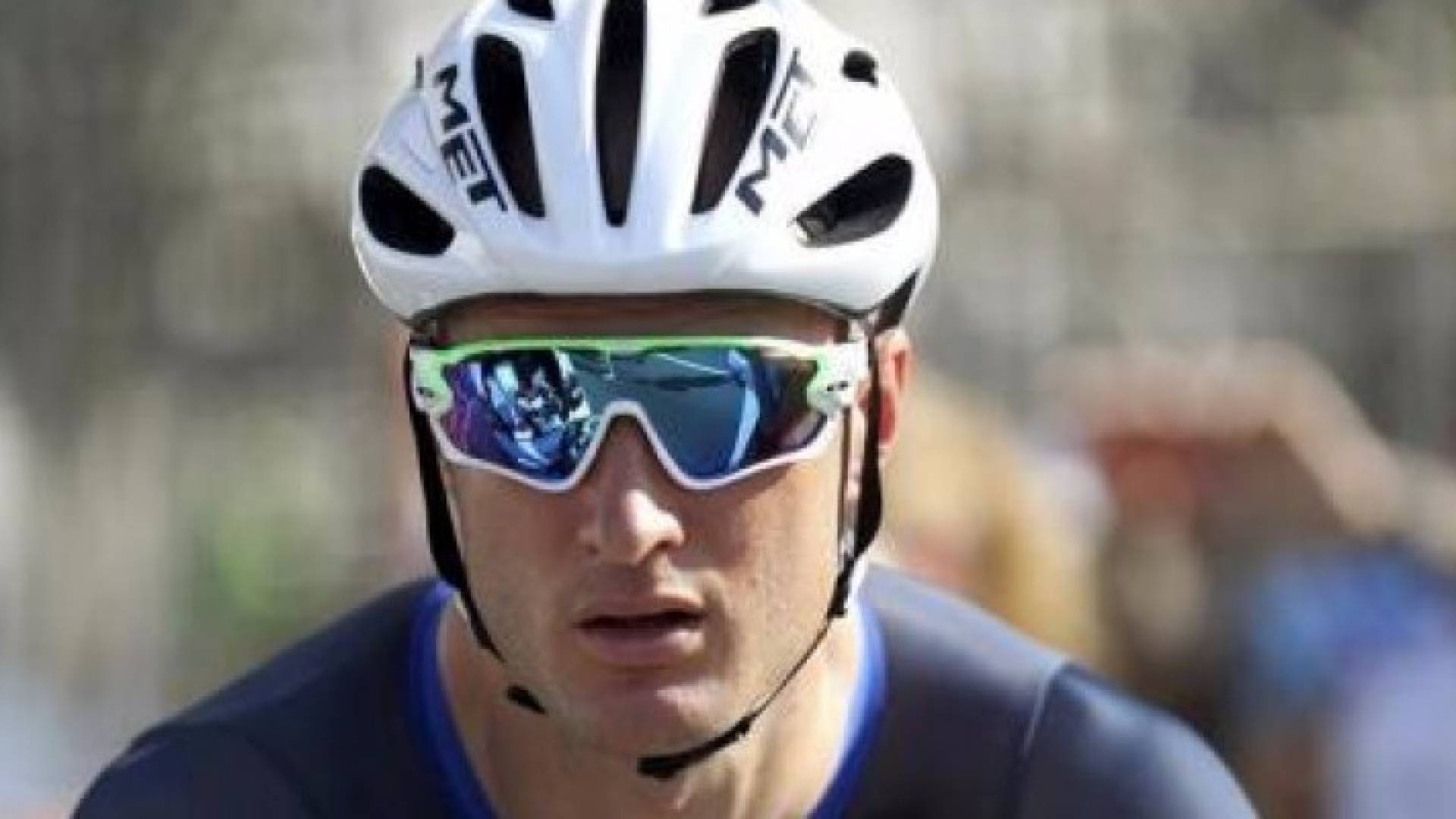 كامينجز يفوز بسباق بريطانيا للدراجات