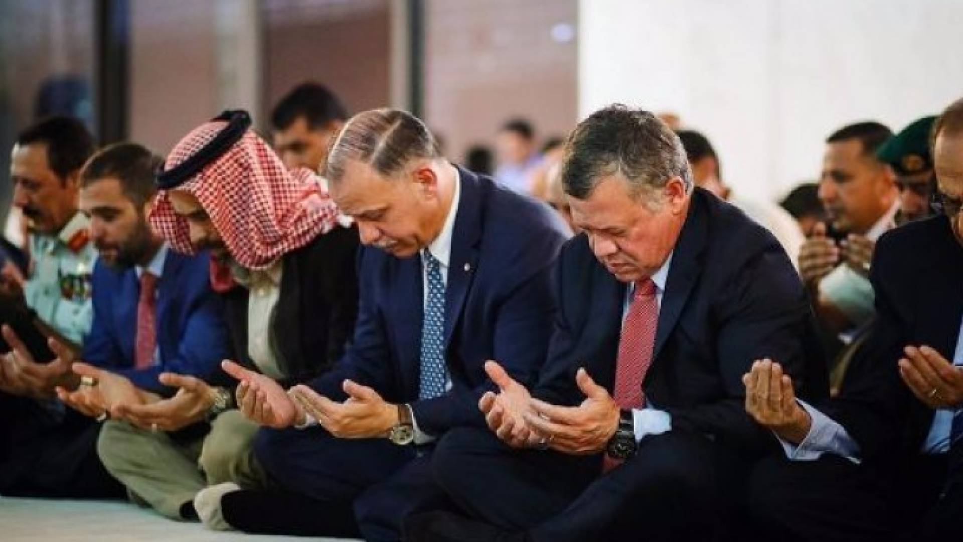 الملك يؤدي صلاة عيد الأضحى في مسجد قصر الهاشمية