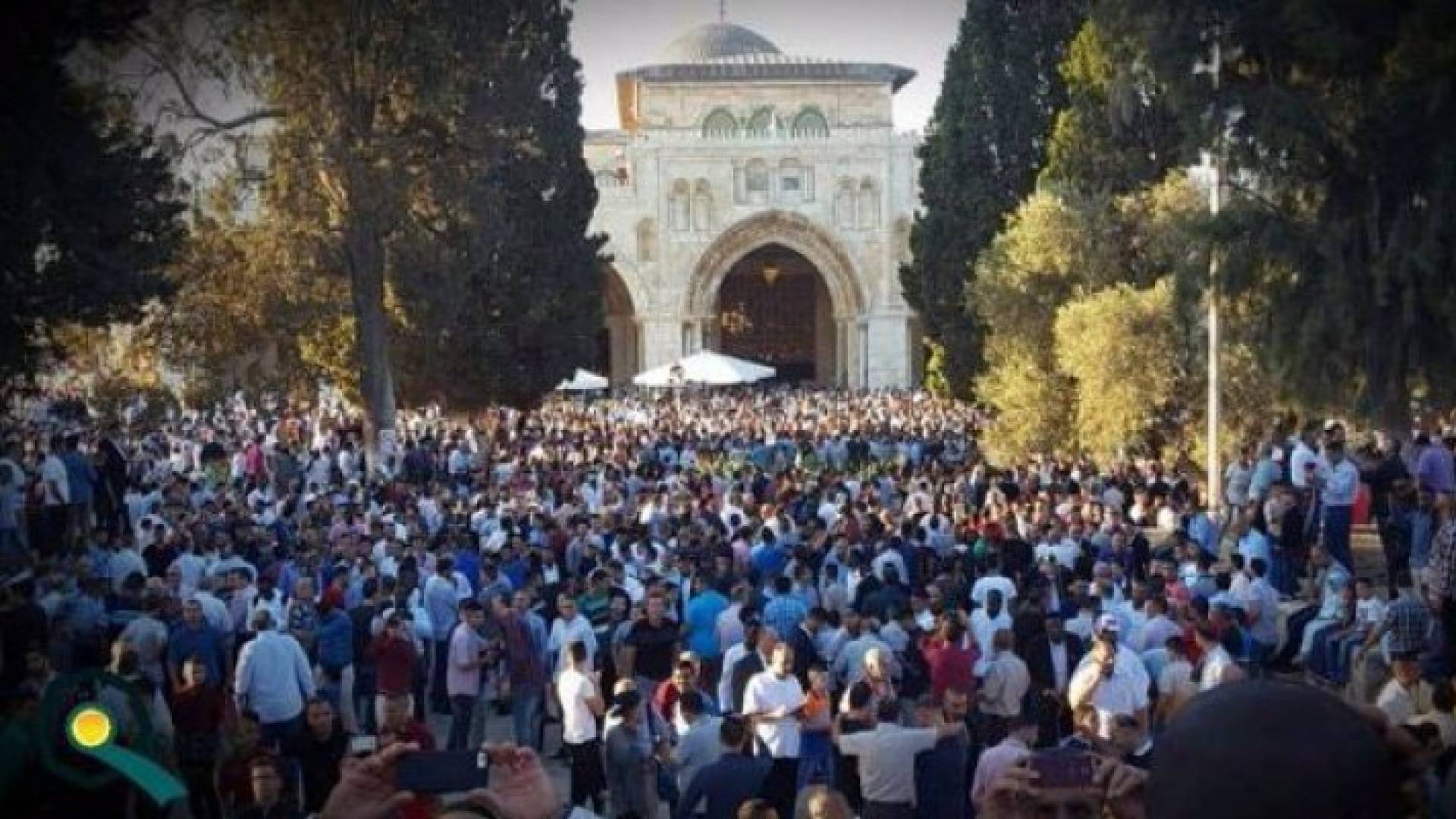 عشرات آلاف يؤدون صلاة العيد في المسجد الأقصى