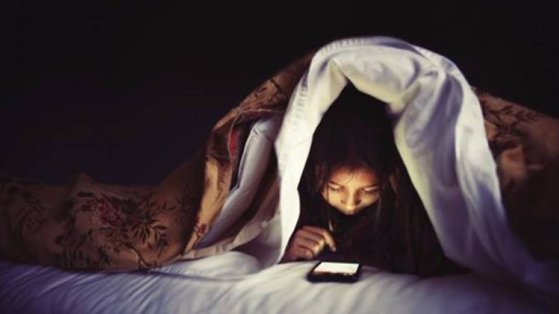 هاتفك الذكي سبب عدم تمتعك بالنوم المريح