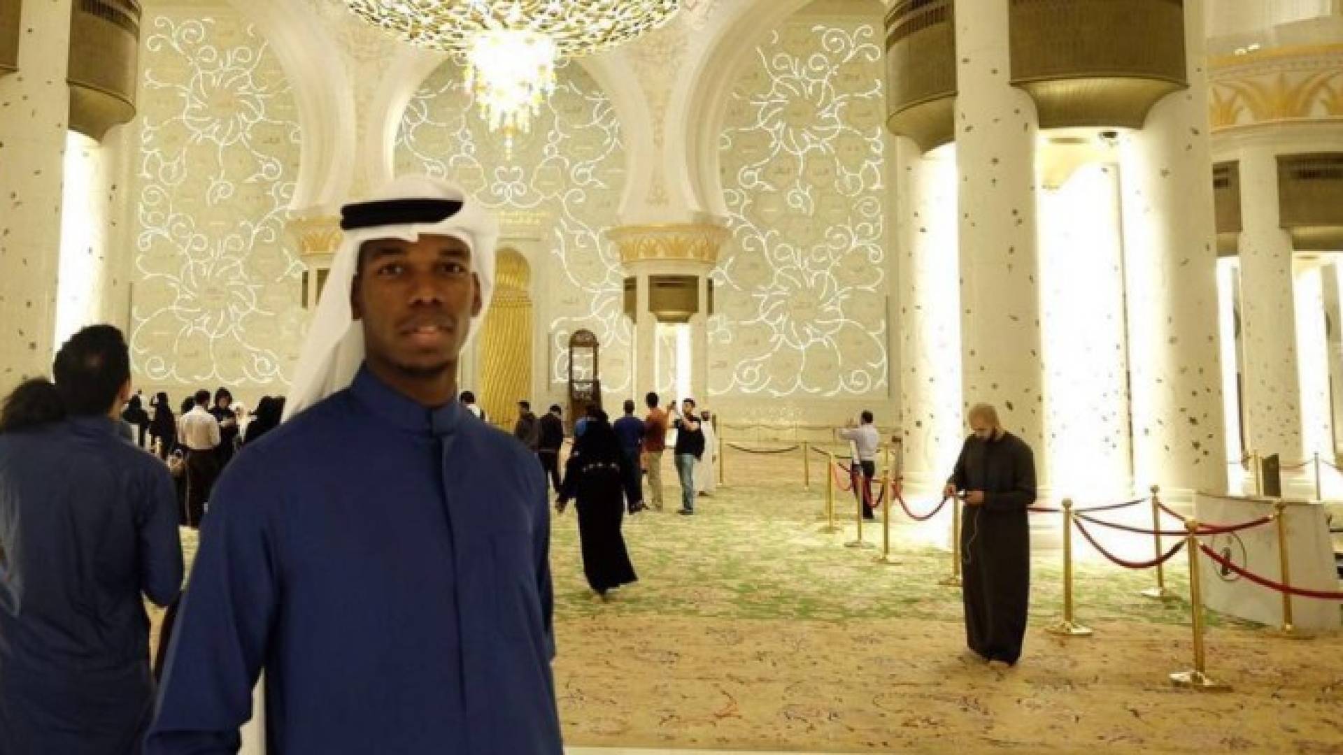 أغلى لاعب في العالم يهنئ المسلمين بالعيد