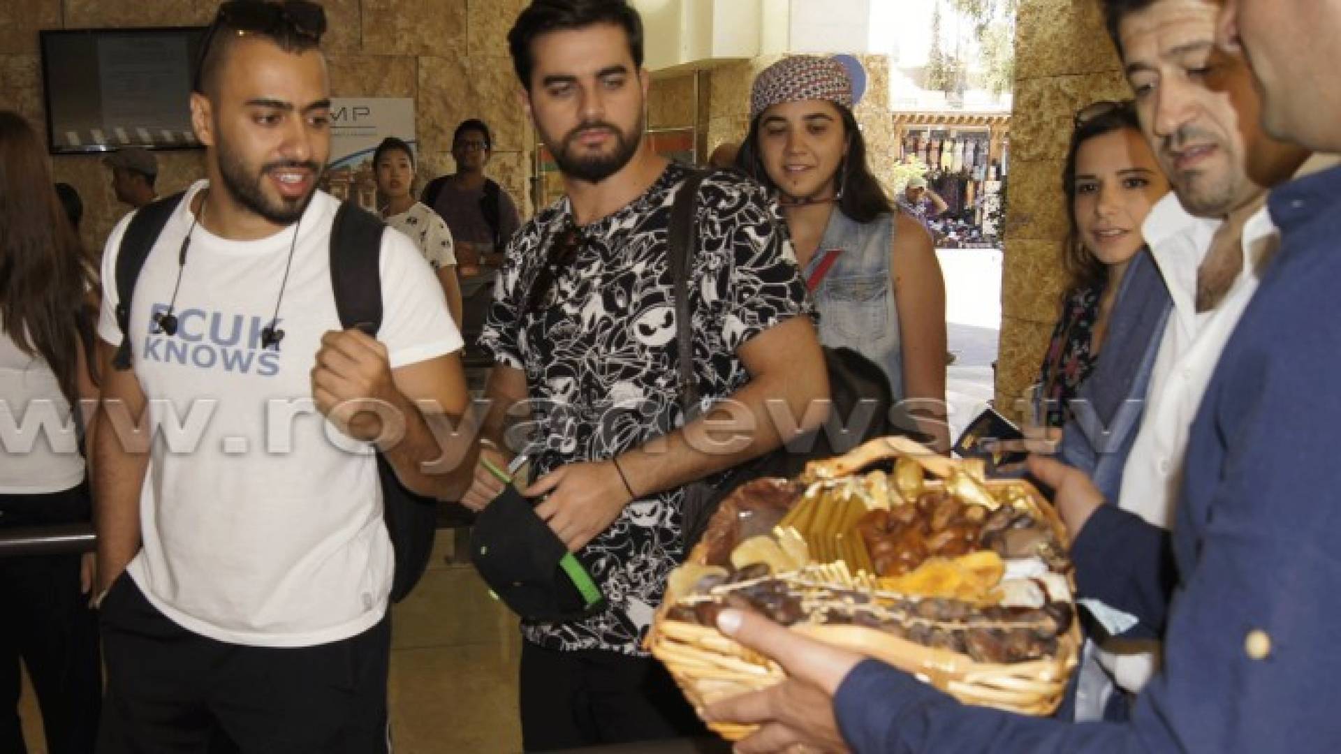 البترا تسبقل زوراها بالتمور والحلويات