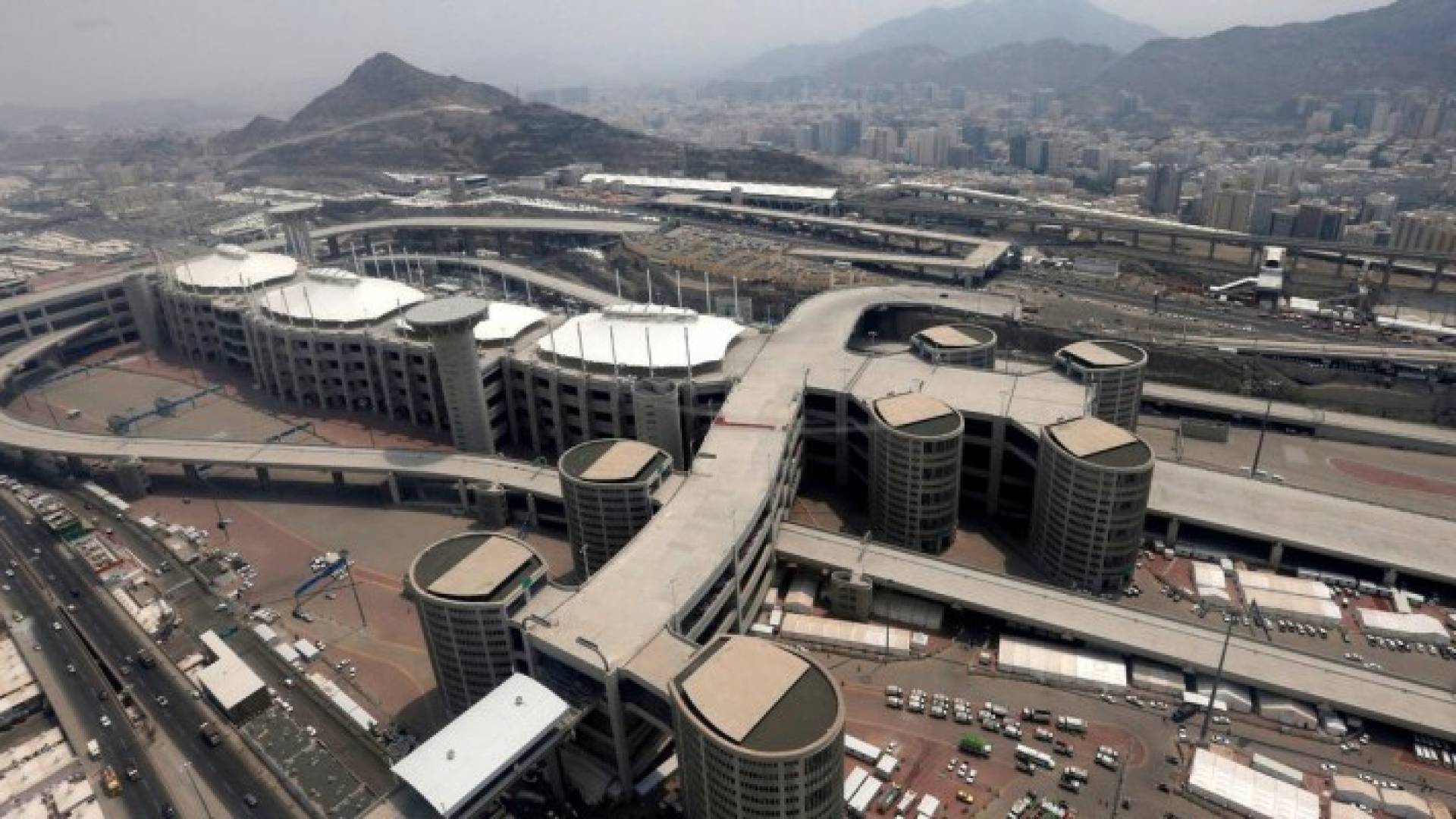 الحجاج يرمون الجمرات في أول أيام التشريق