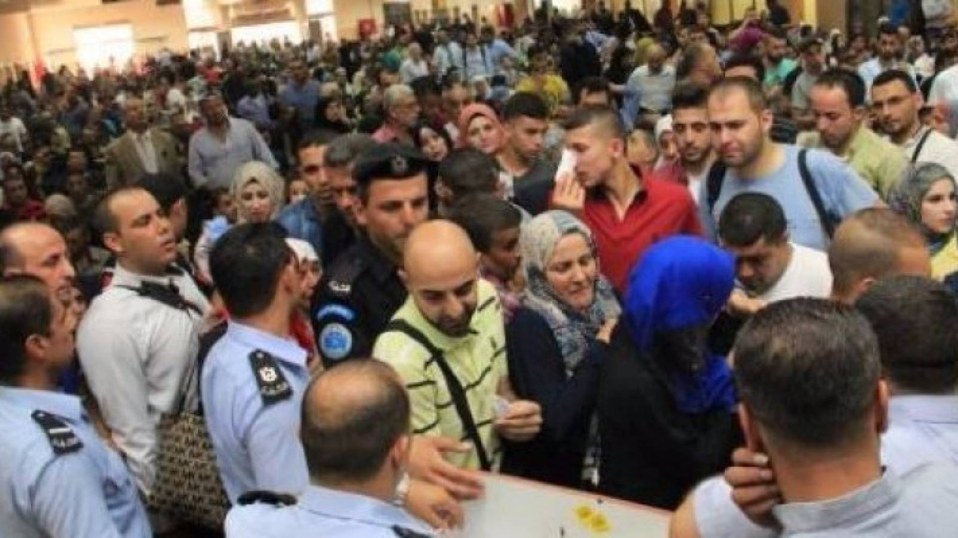 أزمة خانقة بمعبر الكرامة في ثاني أيام العيد