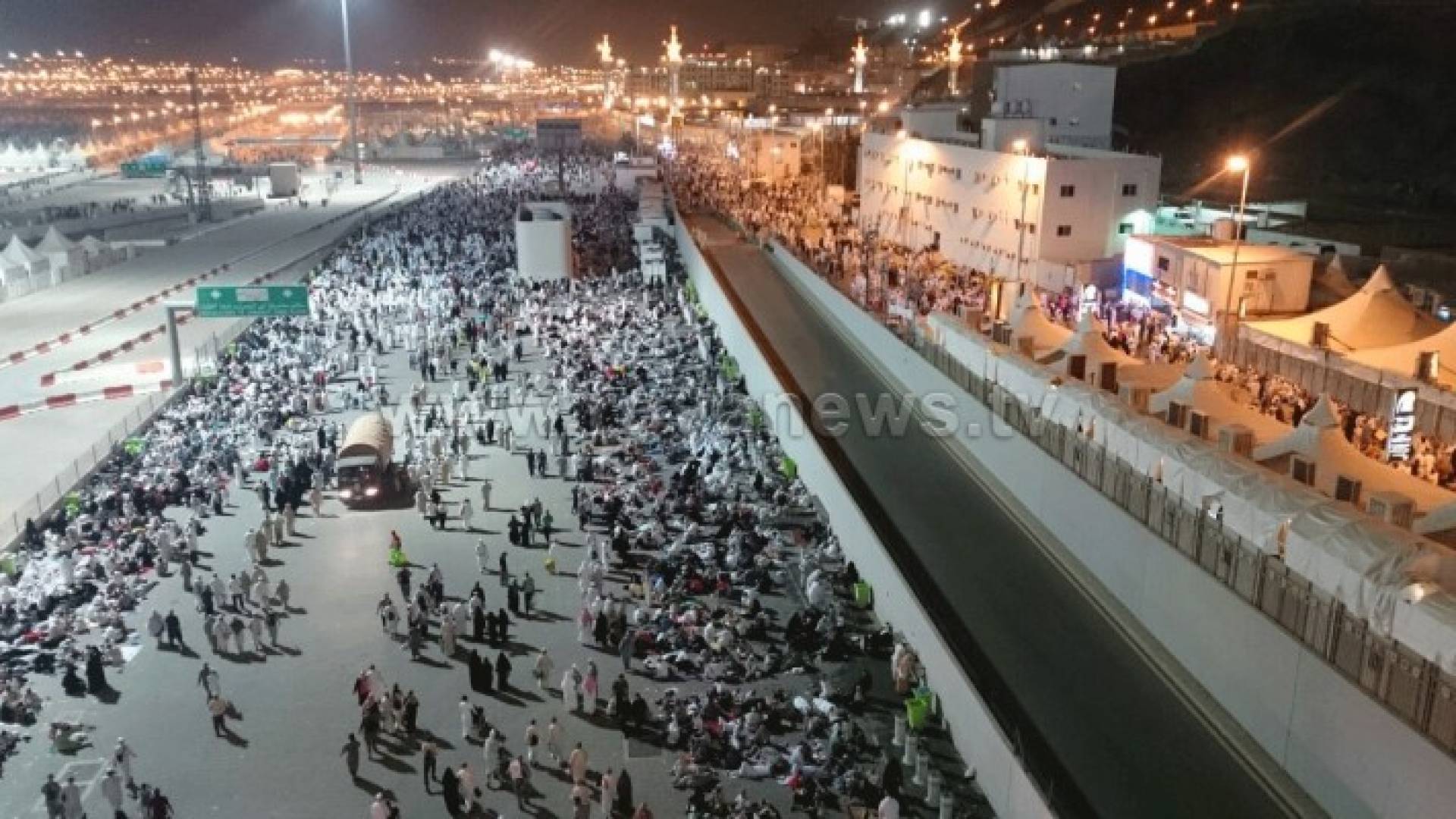 بالصور: الحجاج يواصلون رمي الجمرات ويبيتوا ليلتهم الاخيرة في منى