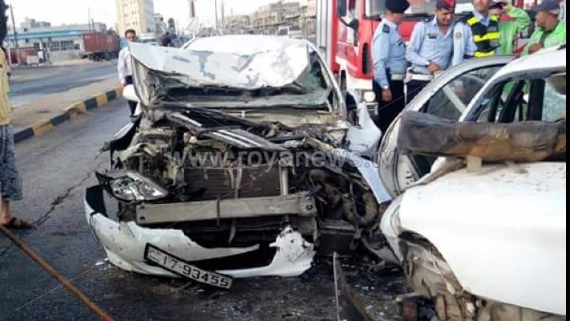 وفاة 3 أشخاص وإصابة 5 آخرين بحادث تصادم في عمان .. صور