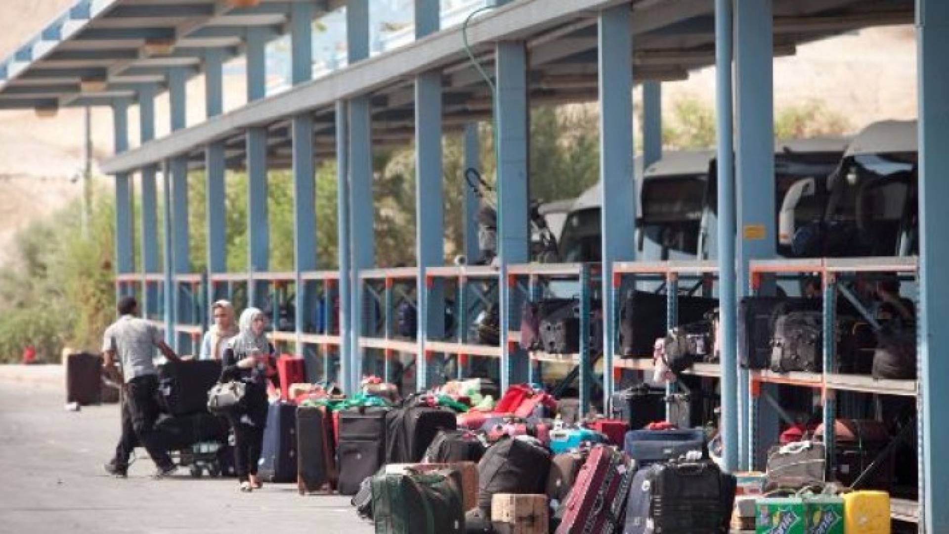 11 ألف مسافر فلسطيني تنقلوا عبر معبر الكرامة أمس
