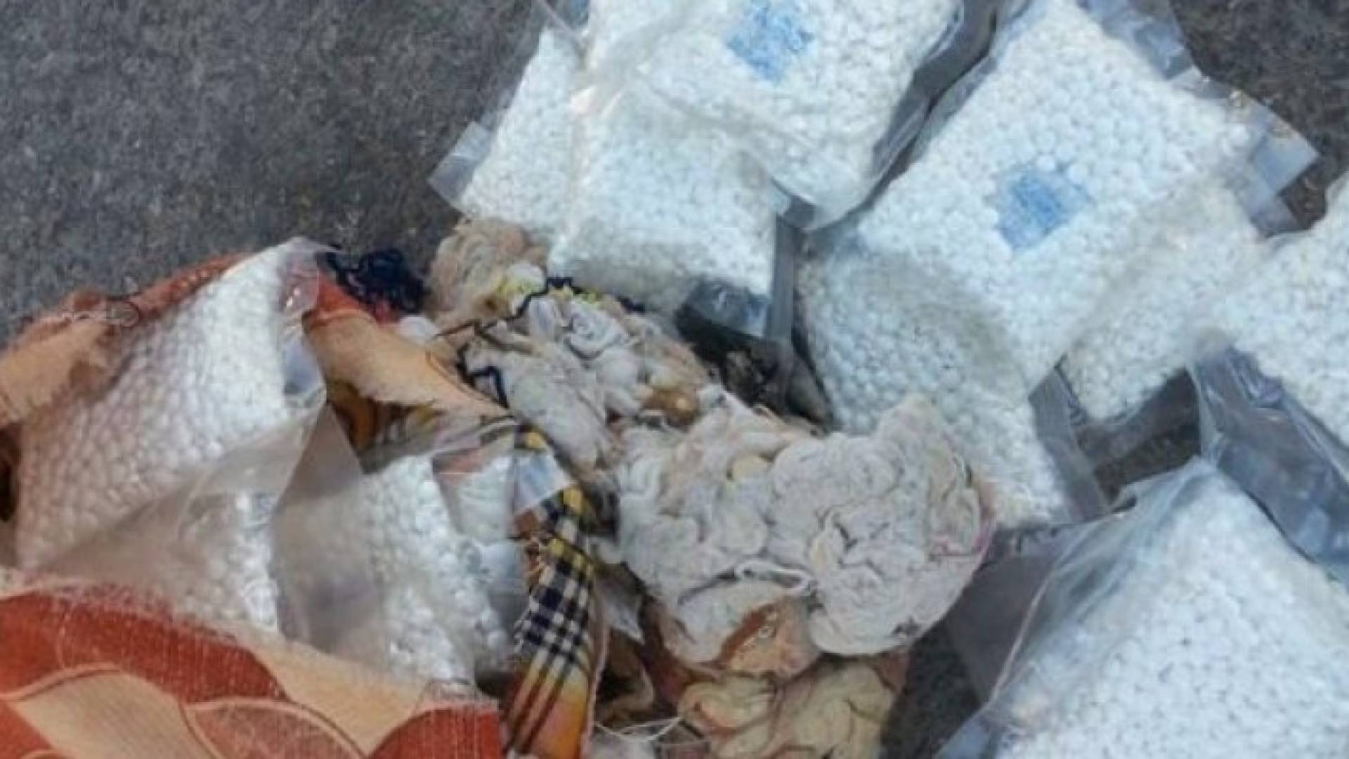 بالصور: وسادة محشوة بالصوف والمخدرات عند حدود المدورة