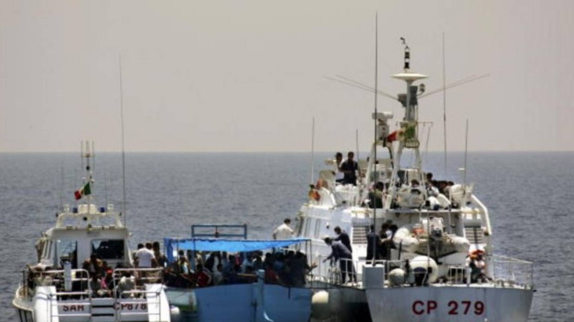 خفر السواحل الإيطالي ينتشل 5 جثث لمهاجرين وينقذ المئات