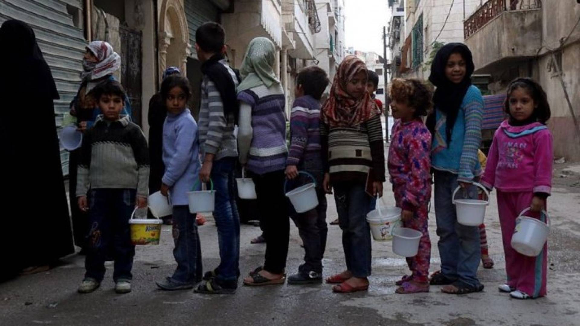 أطفال في حلب يصطفون من أجل الحصول على المساعدات