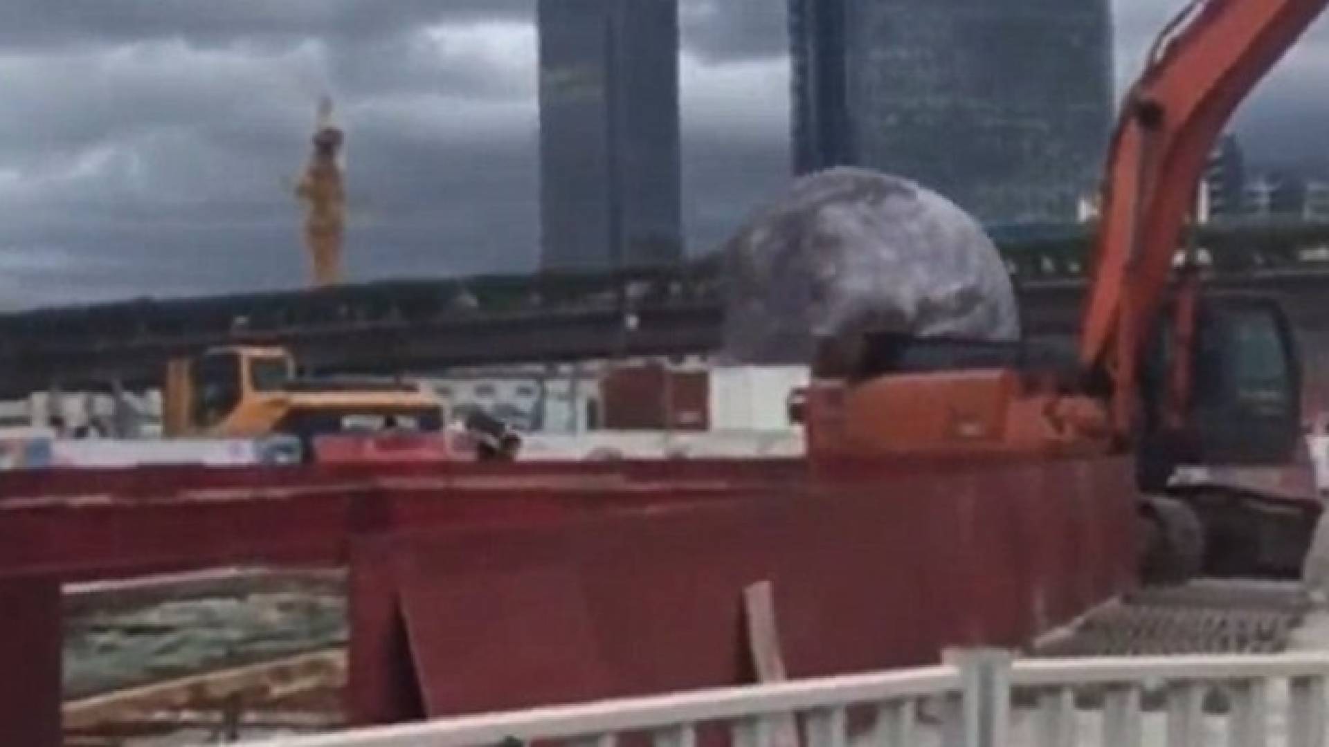 بالفيديو.. "قمر" عملاق يثير الهلع بالشارع