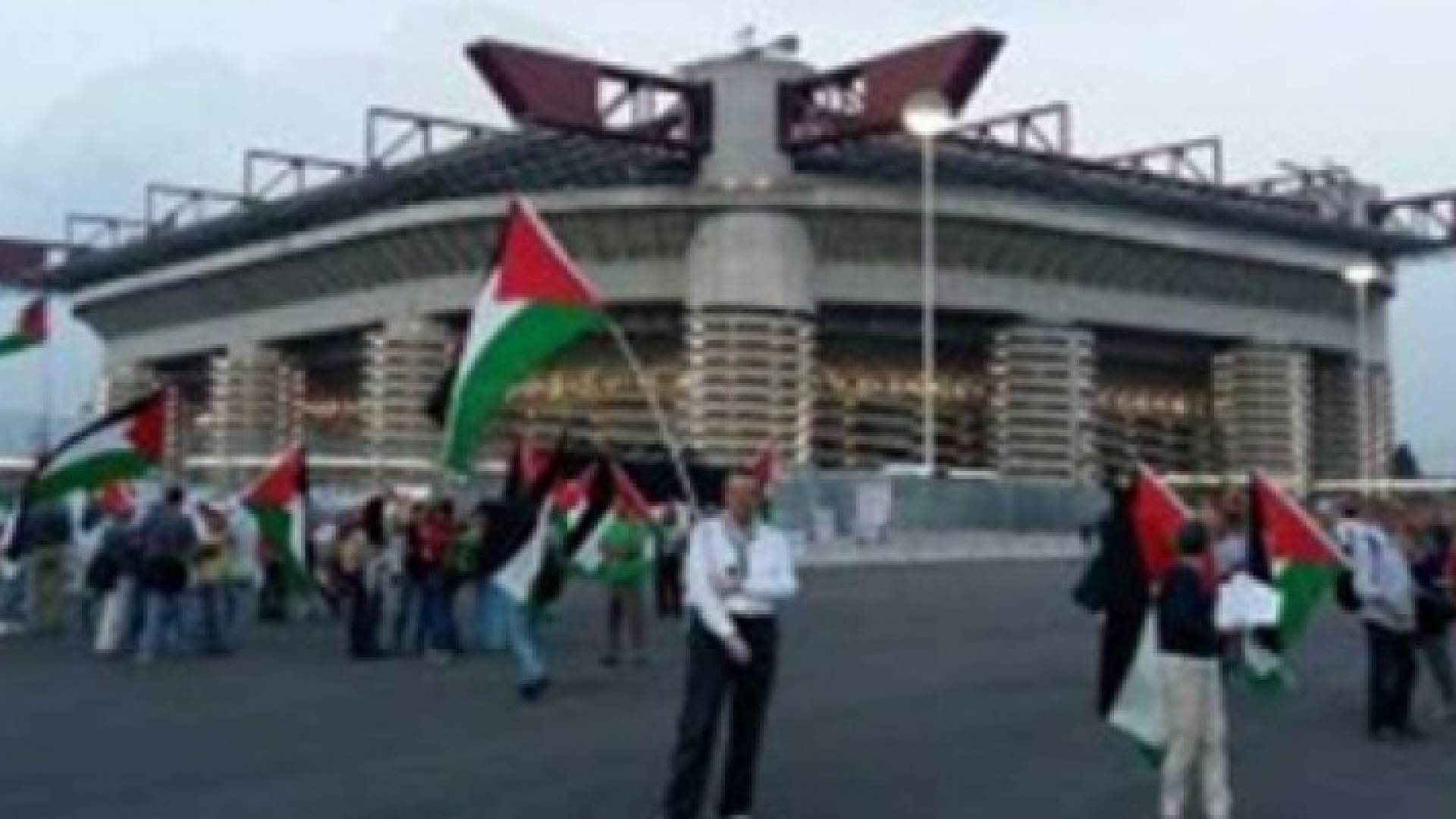 جماهير انتر ميلان ترفع الأعلام الفلسطينية خارج ملعب مباراة بـ "يوروبا ليغ"