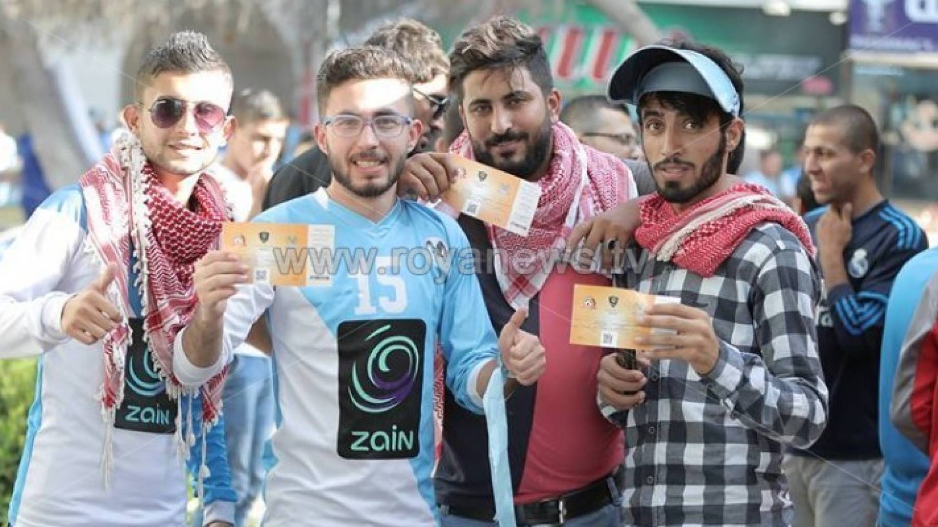 بالصور: الجماهير تتوافد إلى ملعب الحسن قبل نهائي الدرع