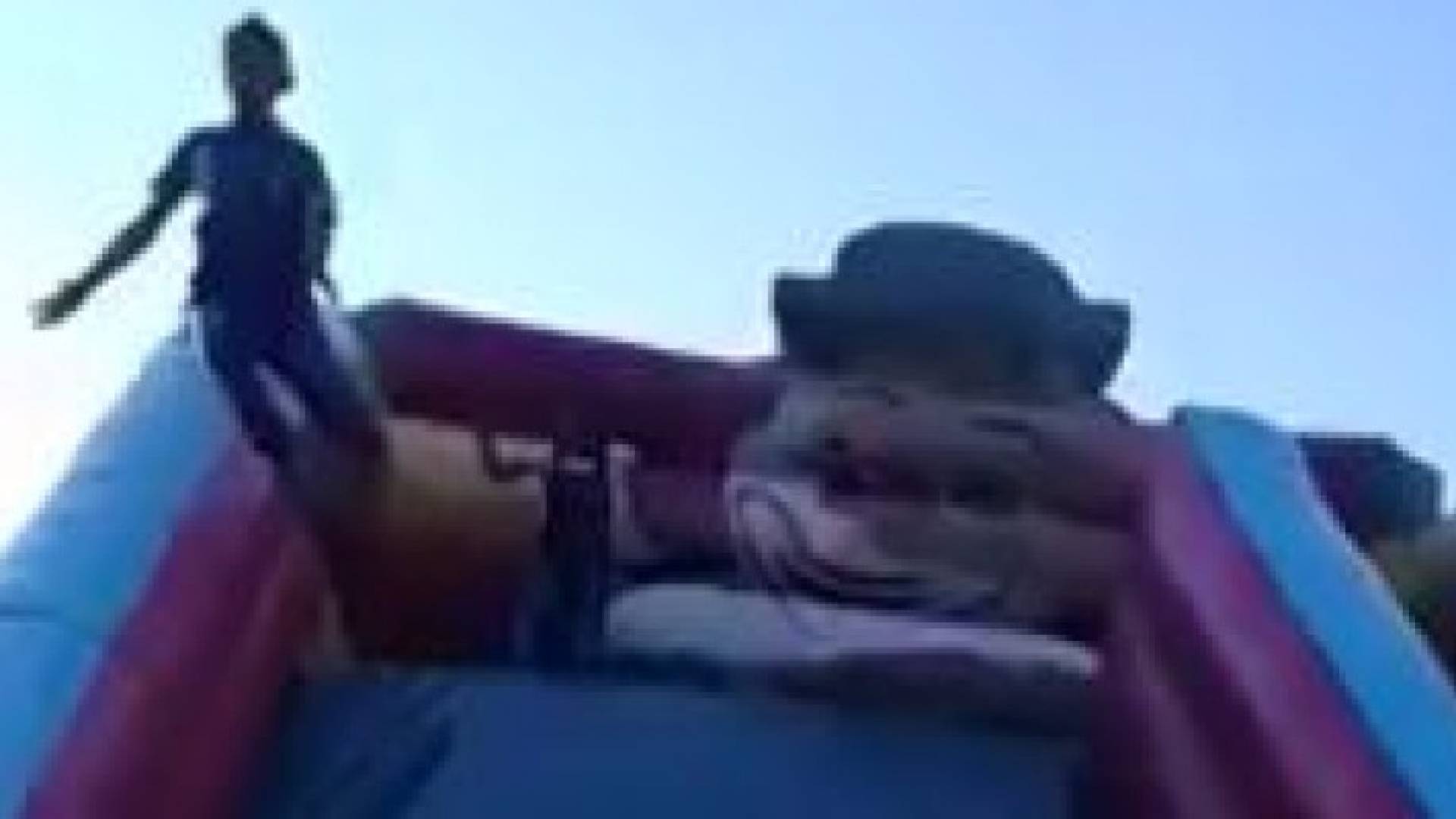 ناشطون يتداولون فيديو يظهر سقوط فتى أثناء لعبه.. تفاصيل