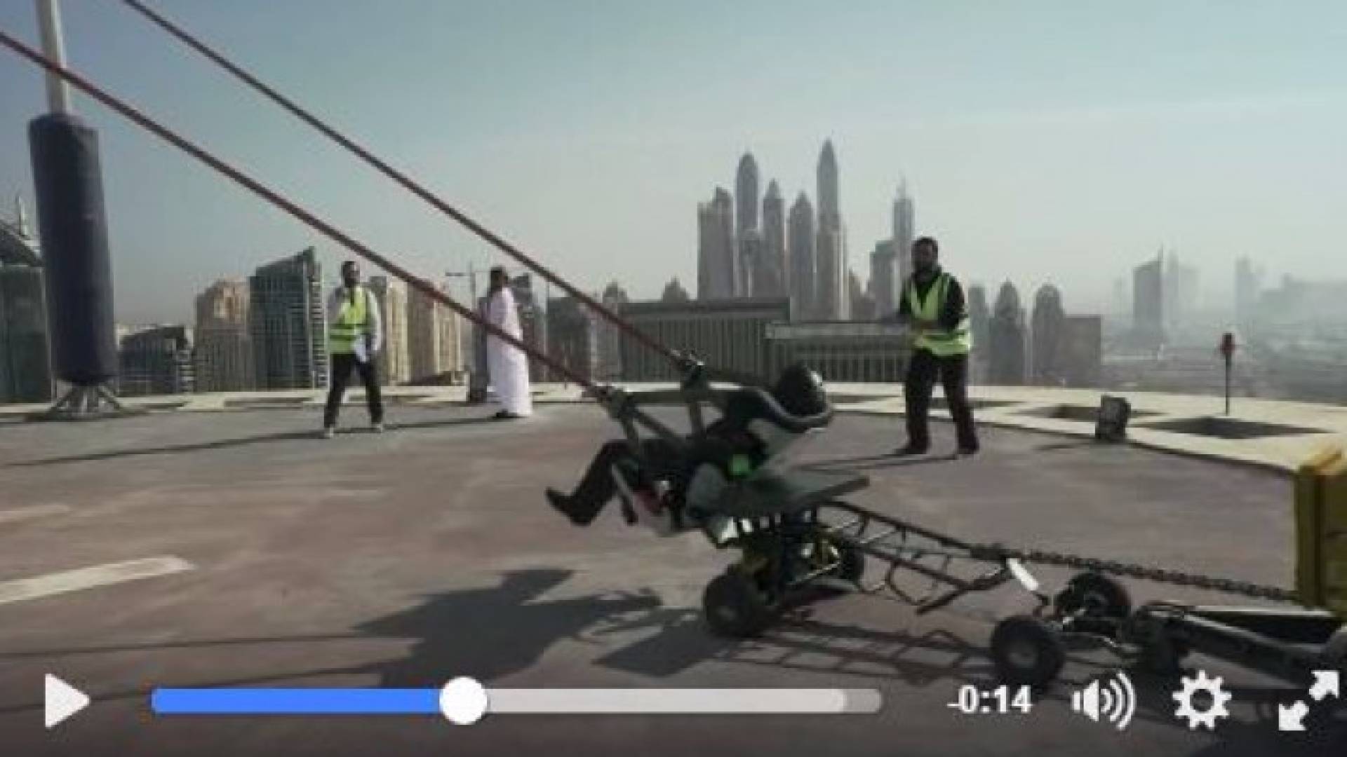 بالفيديو: رجل يقذف بطريقة جنونية من فوق برج