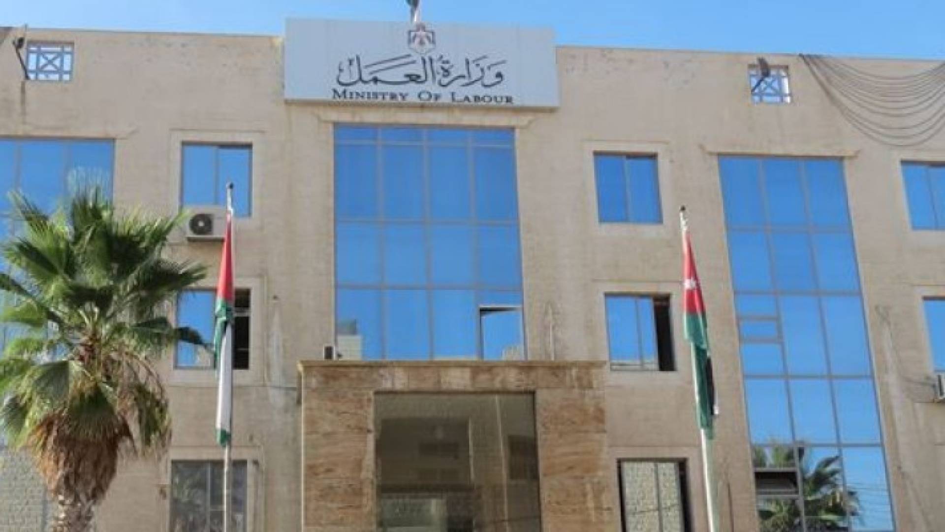 مقابلات لاختيار 300 ممرض ومسعف للعمل في الامارات