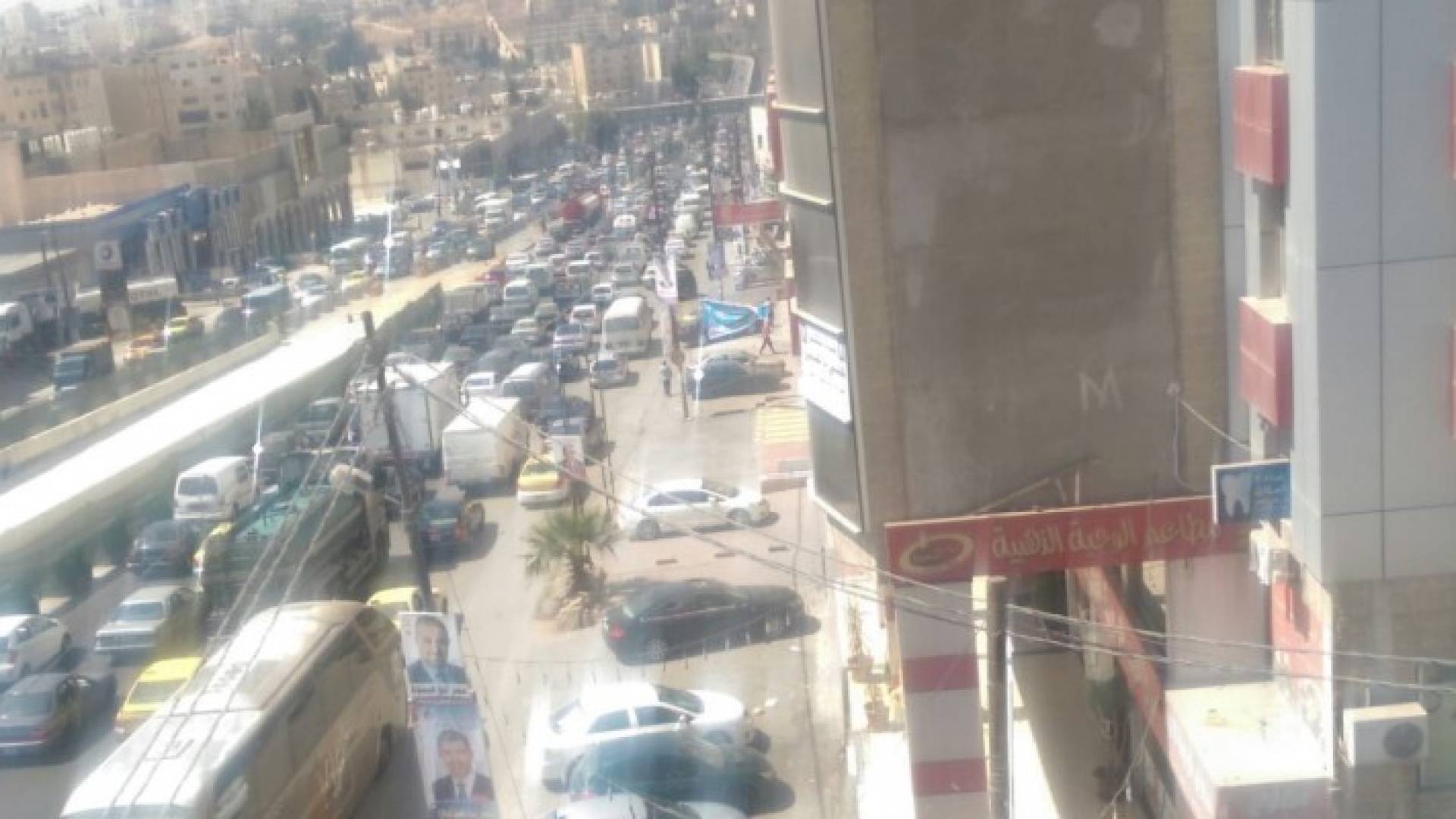 حفريات امانة عمان تتسبب بأزمة سير خانقة في صويلح .. صور