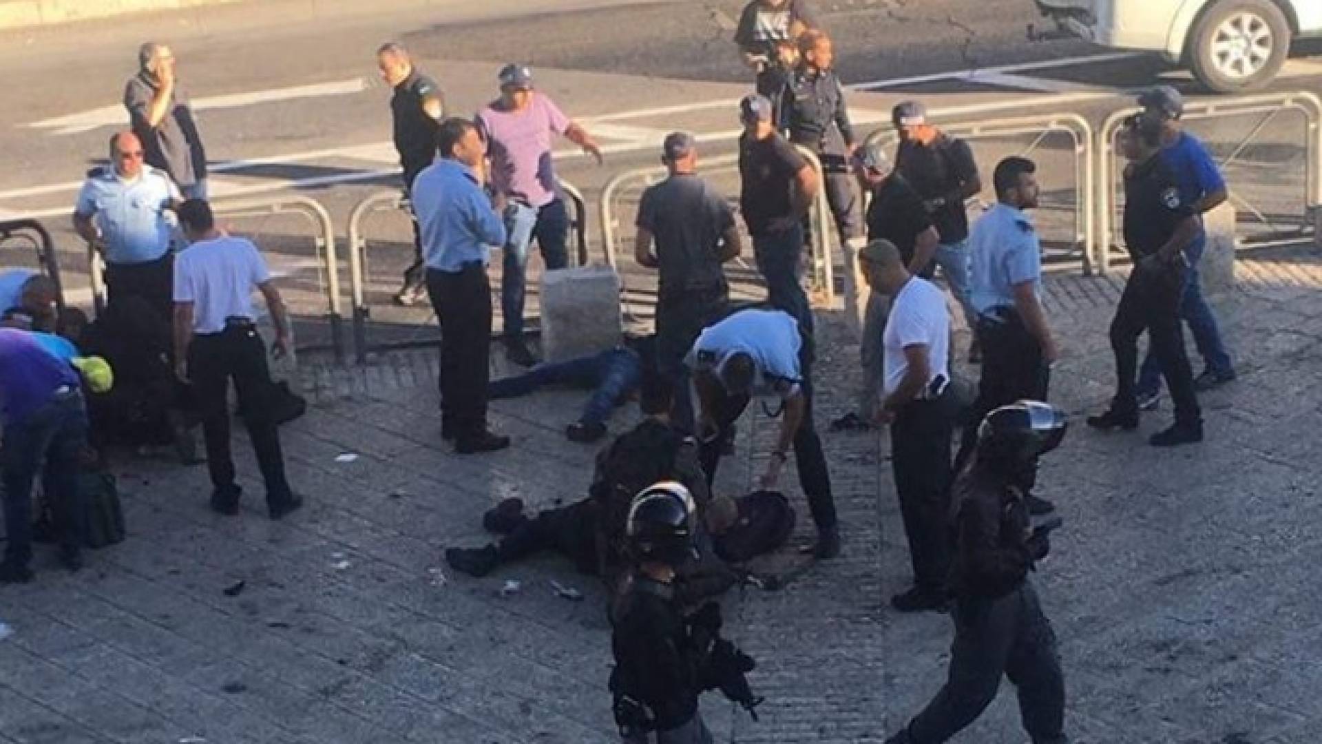 بالصور: إصابة فلسطيني بعد طعنه شرطيين اسرائيليين