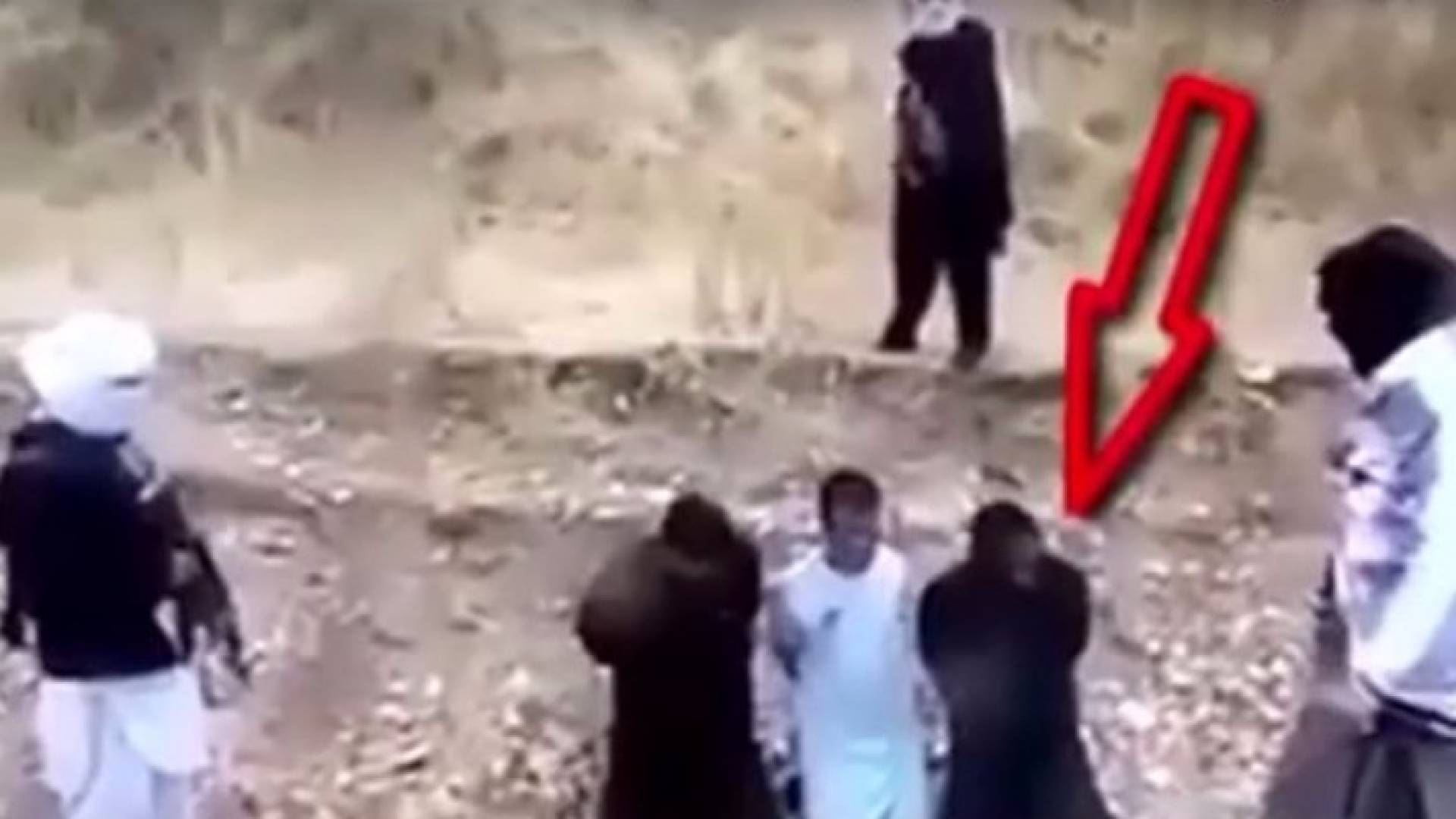 بالفيديو: أسير شجاع يخطف سلاح داعشي قبل إعدامه