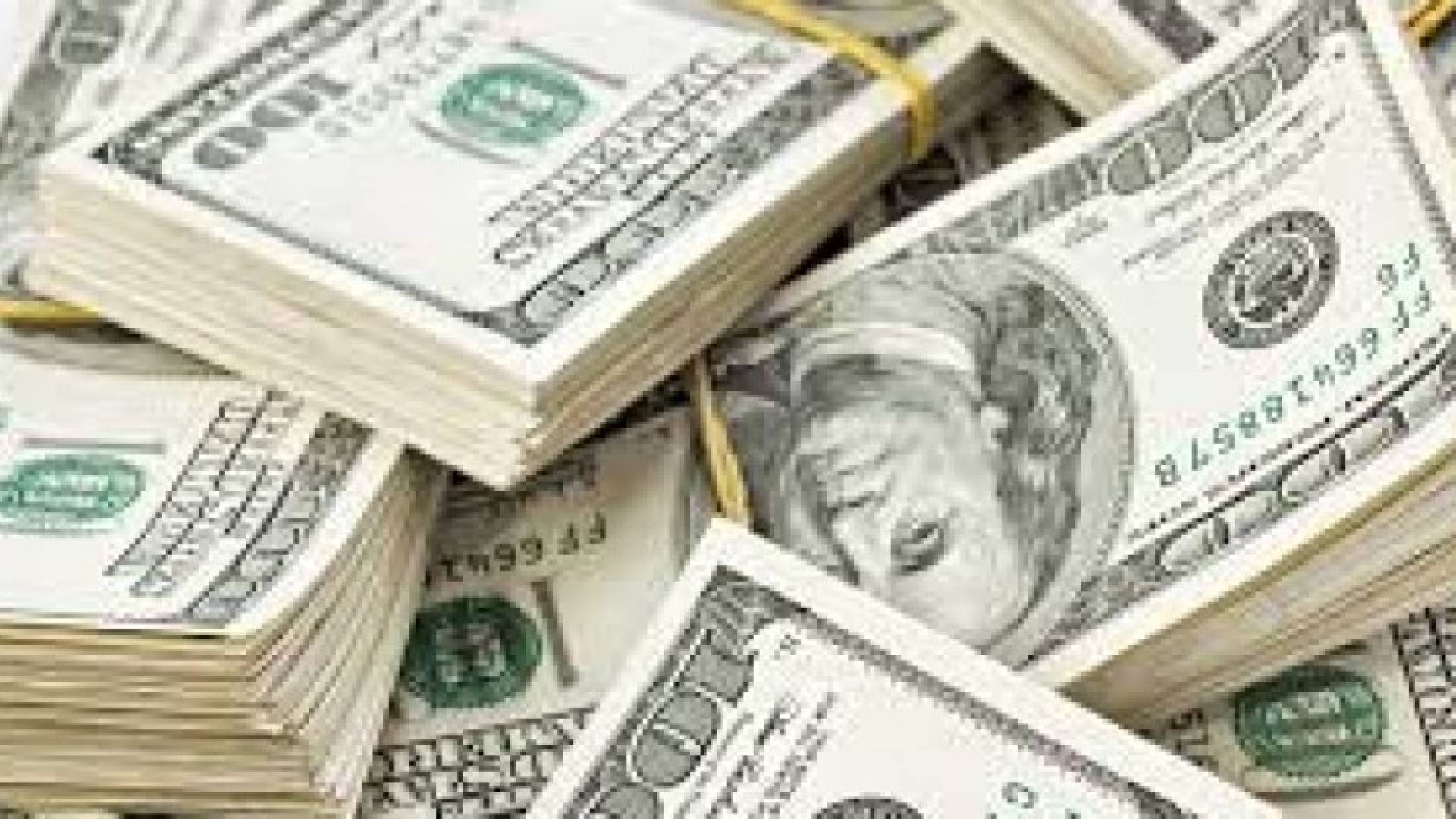 الدولار ينزل من أعلى مستوى في أسبوعين