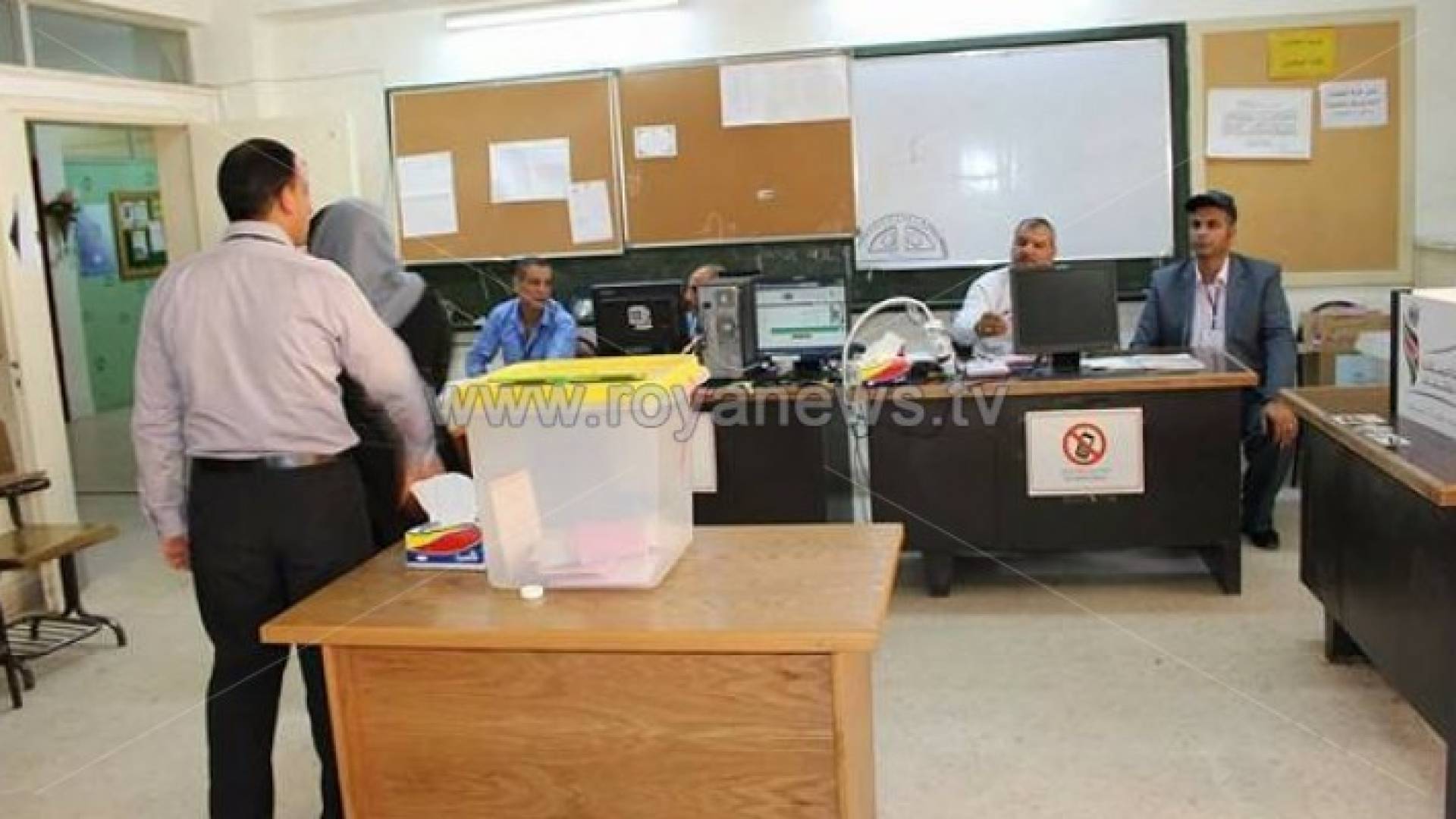 بالصور.. اقبال كثيف على صناديق الاقتراع في لواء البترا