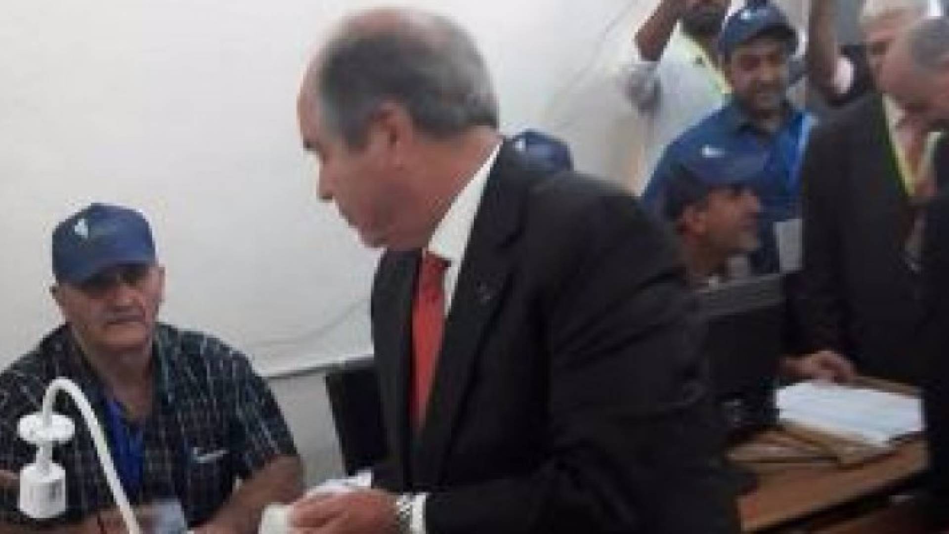 بالفيديو: الملقي يدلي بصوته بمدرسة الشهيد وصفي التل في إربد