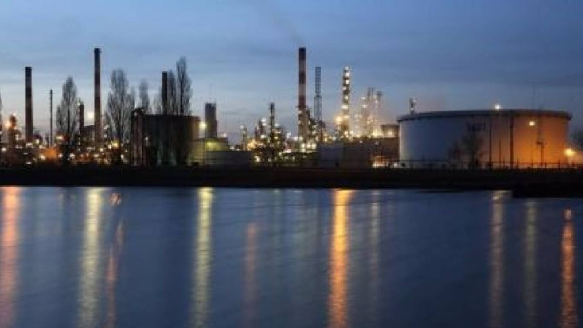 هبوط أسعار النفط بفعل المخزون الأمريكي وتحذير فنزويلا