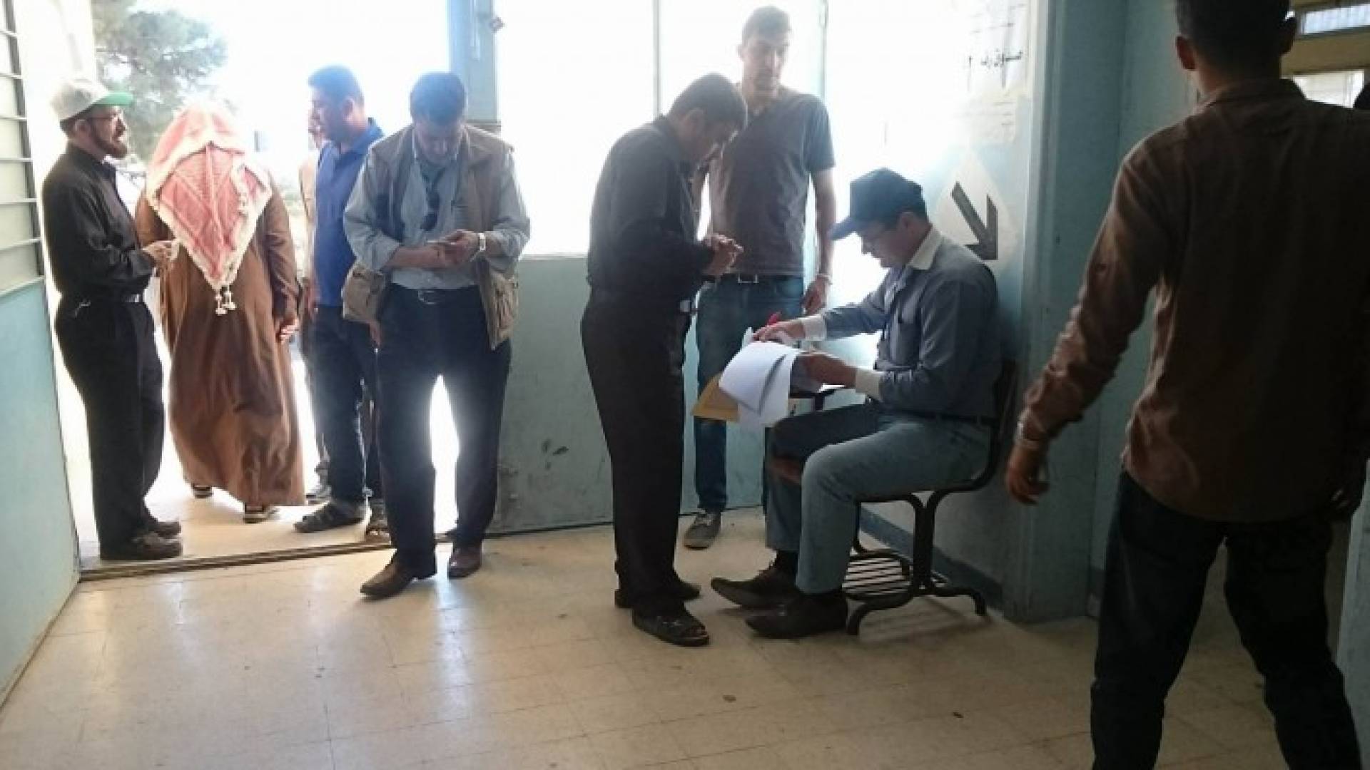 بالفيديو: القبض على سوري حاول الاقتراع بالرمثا