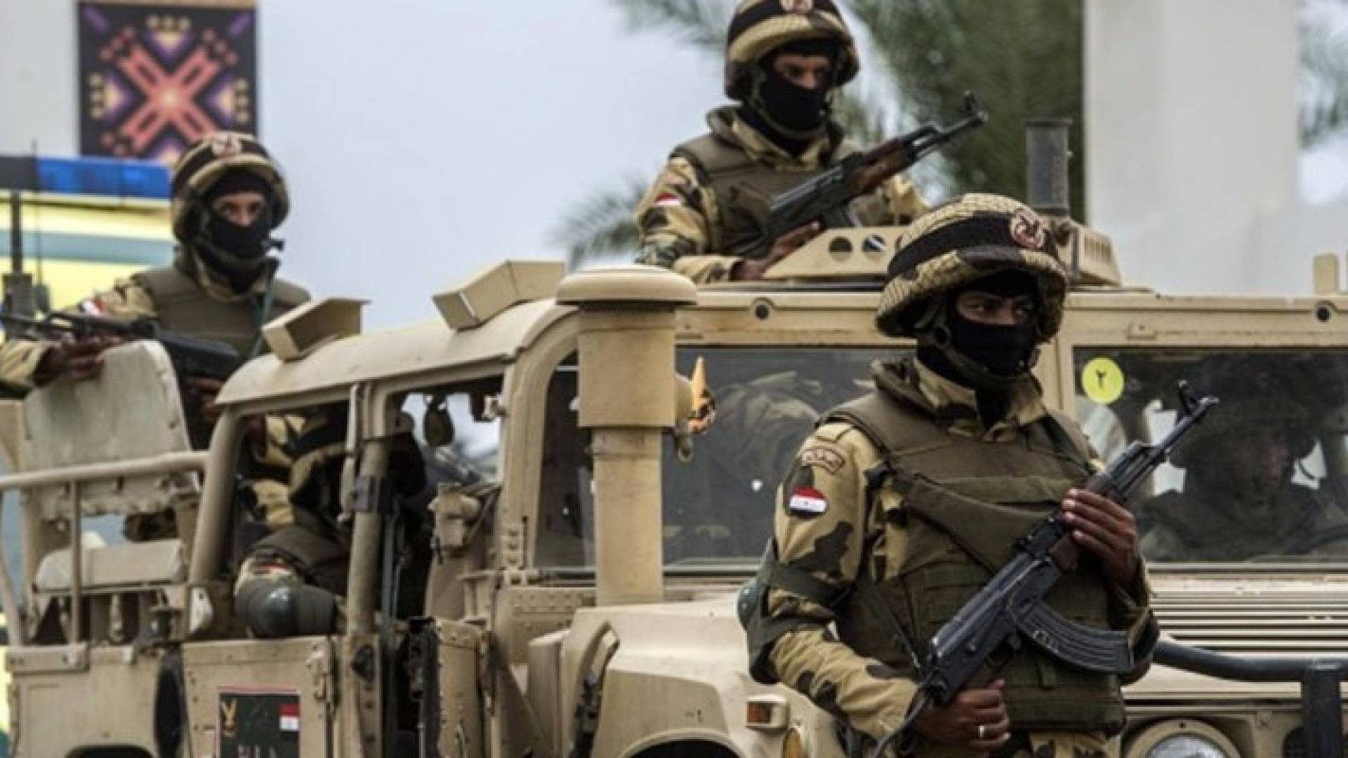 مقتل جندي مصري وإصابة آخر بتفجير في سيناء