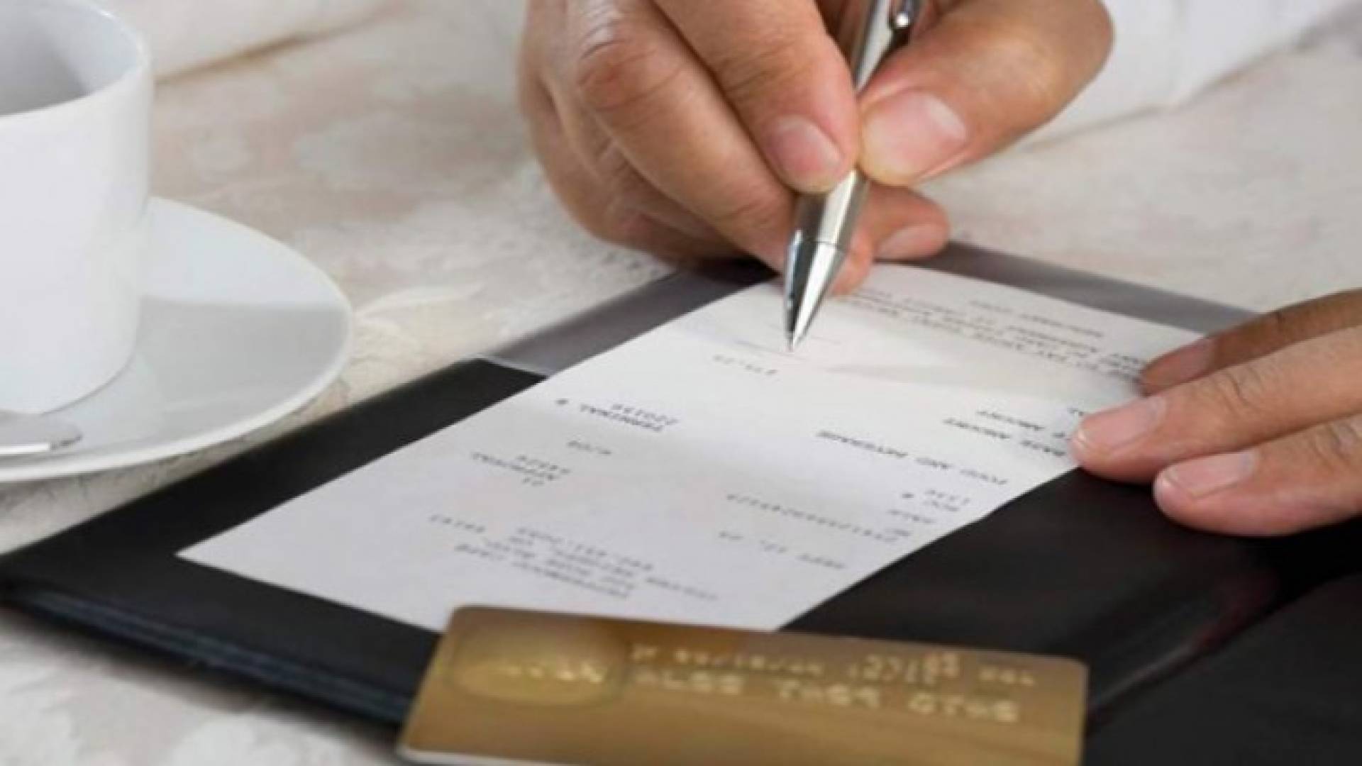 10 قواعد تحدد لك مقدار الإكرامية لعمال المطاعم