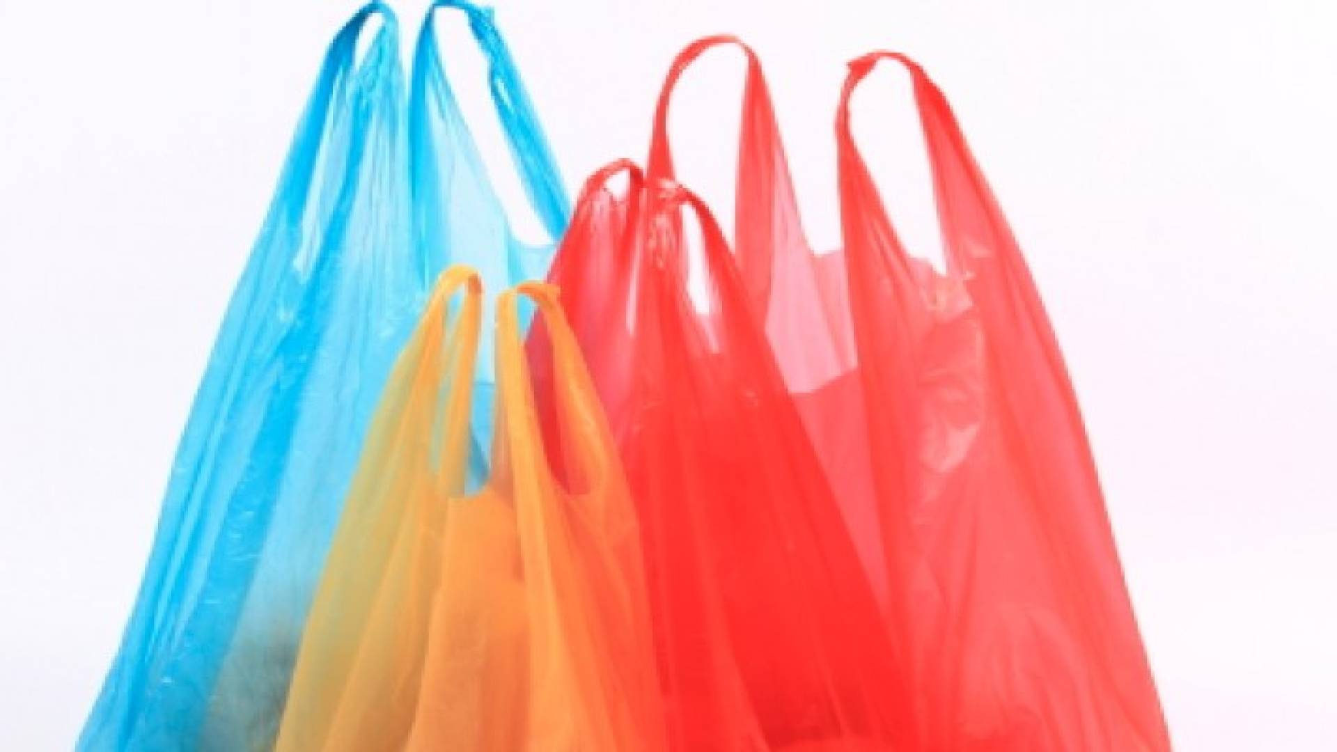 ما الذي دفع فرنسا لتكون أول دولة تحظر استخدام المنتجات البلاستيكية؟
