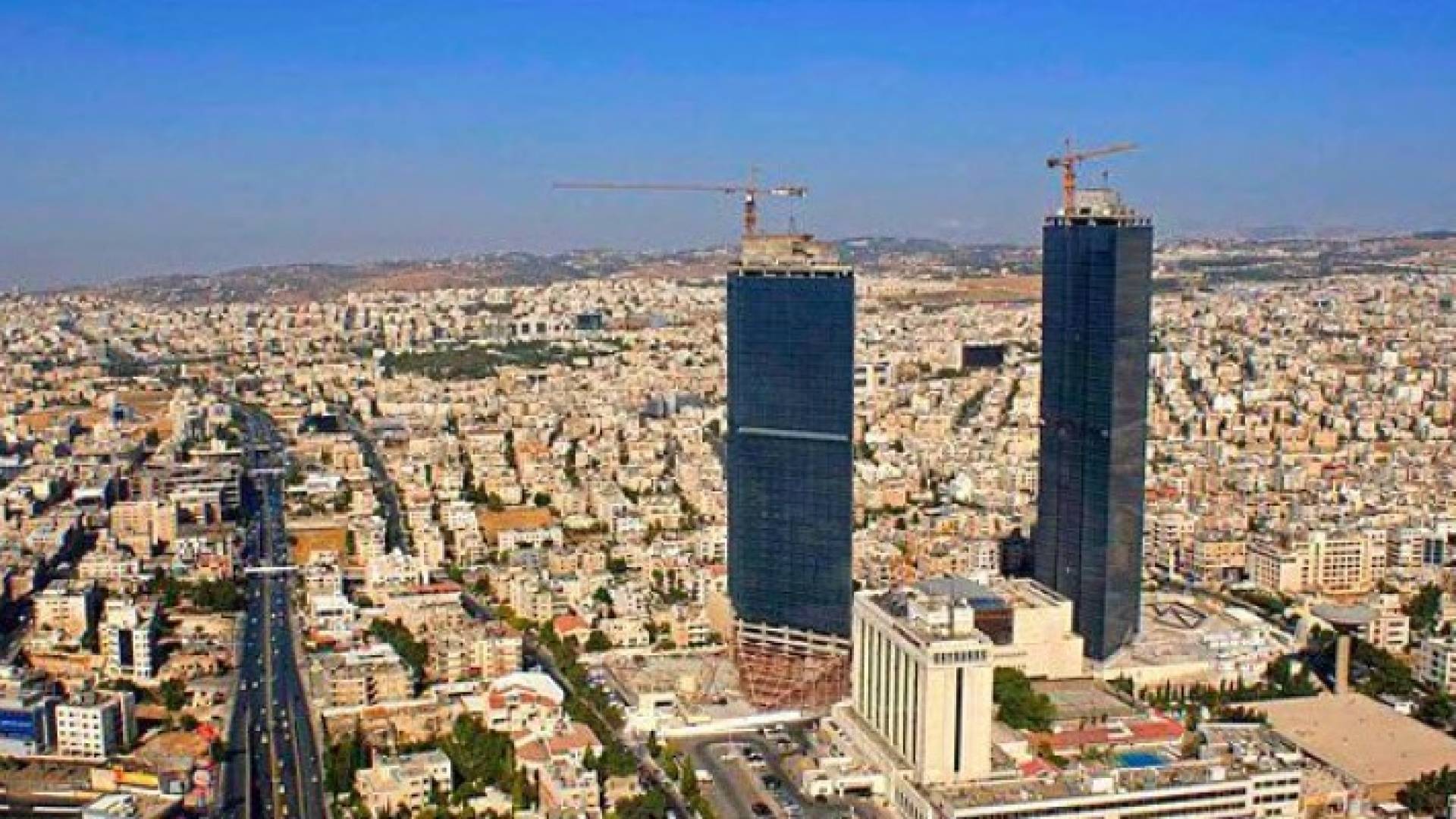 انخفاض على درجات الحرارة وظهور بعض السحب ونشاط في سرعة الرياح