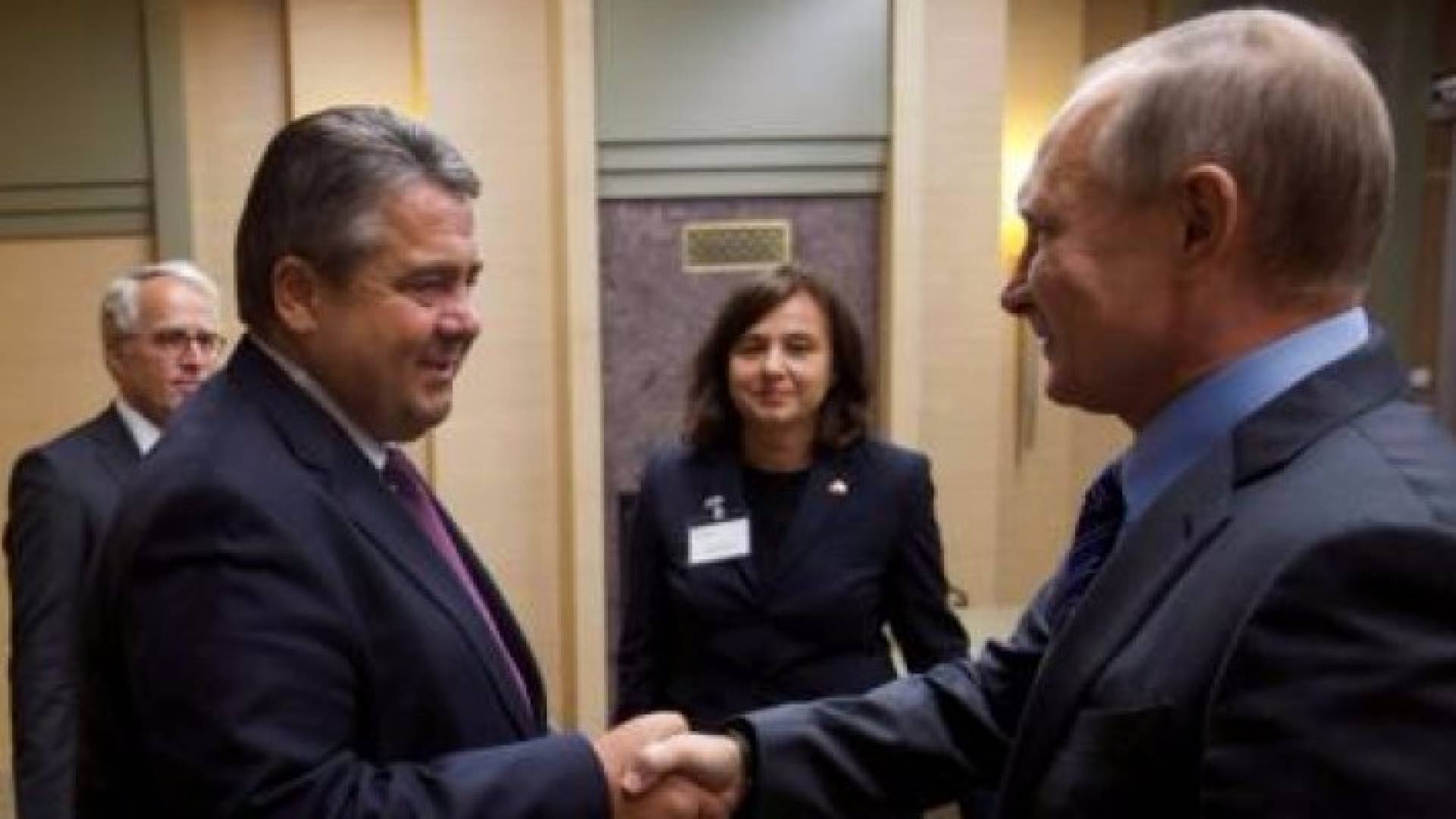 مسؤول ألماني: بوتين يريد من واشنطن حماية قوافل الإغاثة في سوريا