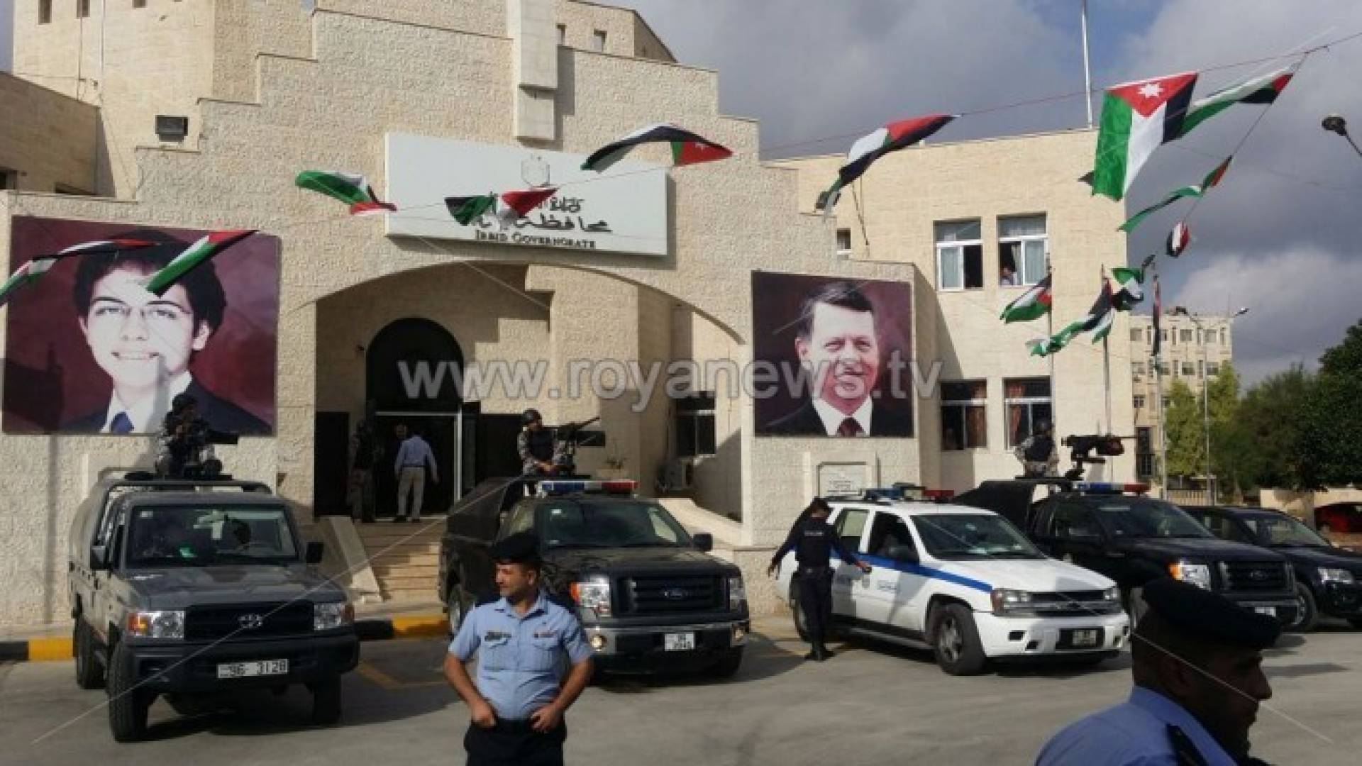 العشرات يحتجون في اربد على نتائج الانتخابات .. صور