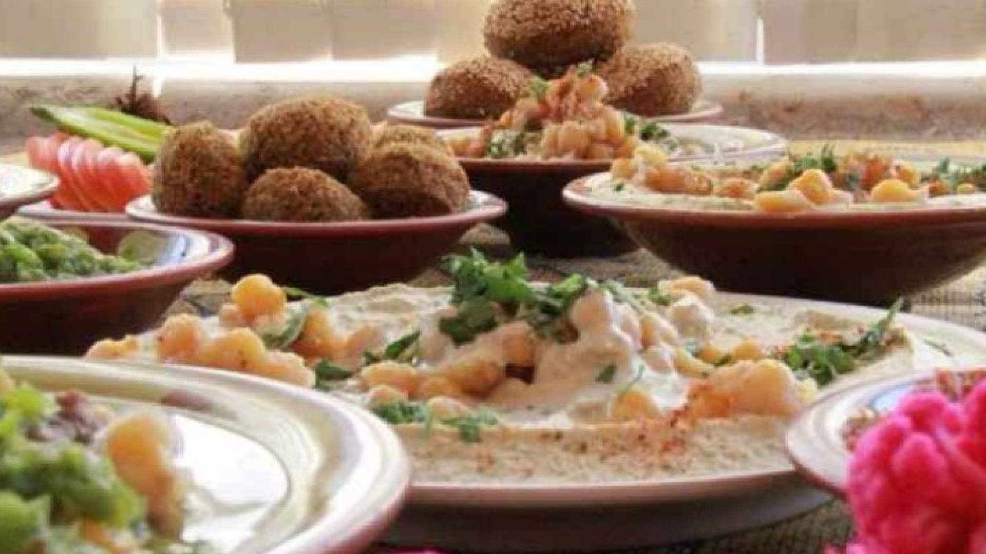 الضريبة تطالب المطاعم الشعبية الالتزام باسعار الوجبات