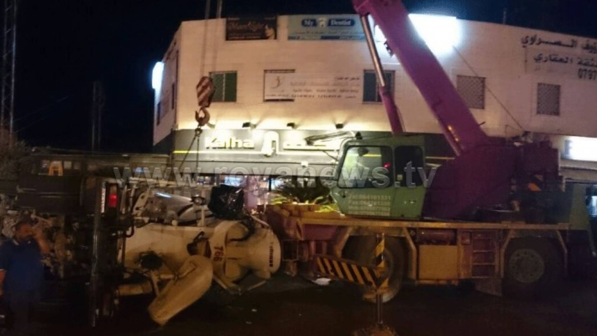 عمان: خلاط اسمنت يقتحم مطعما في شفا بدران .. صور