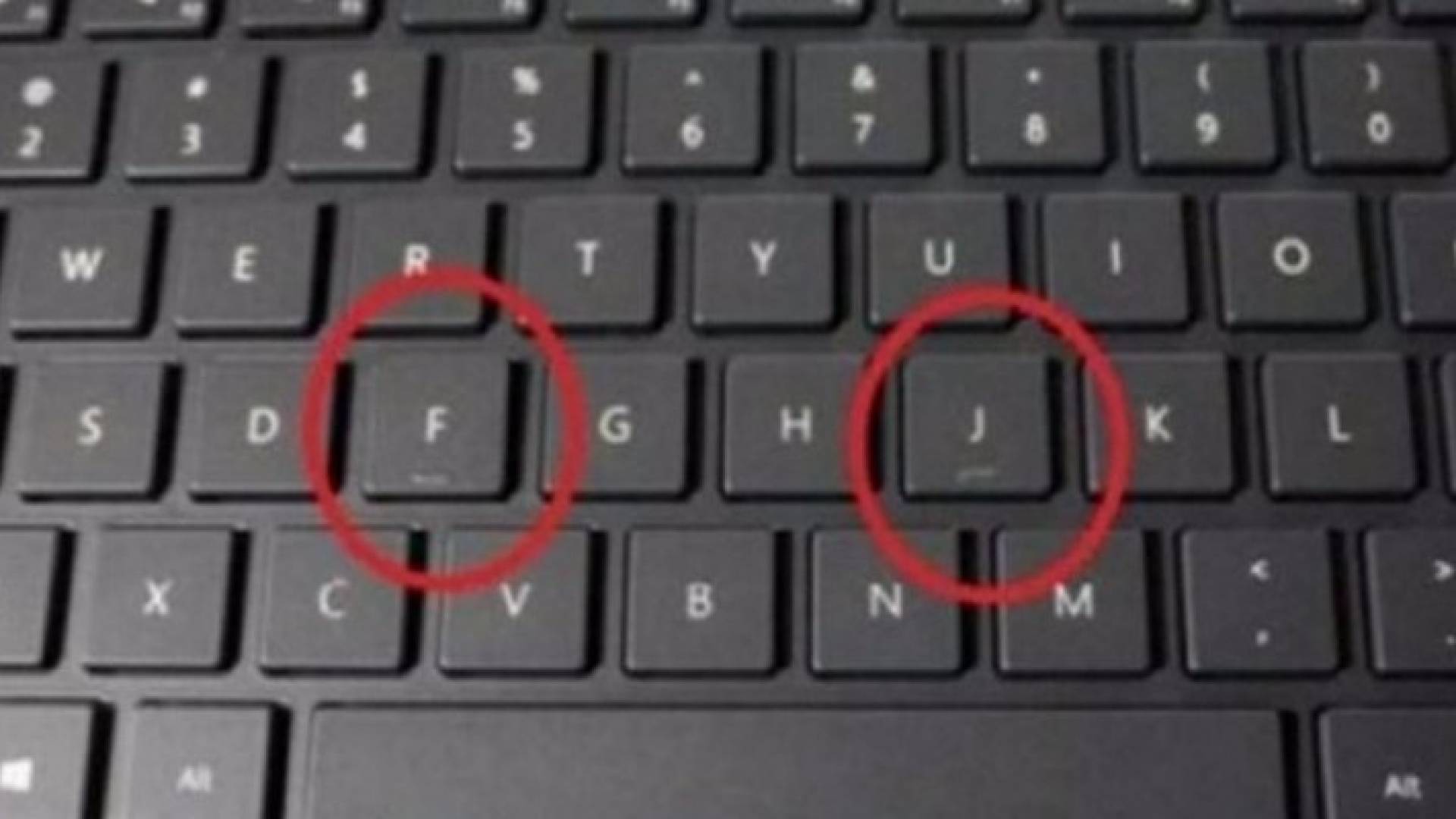 لماذا يوجد خط تحت حرفي 'J' و'F'؟