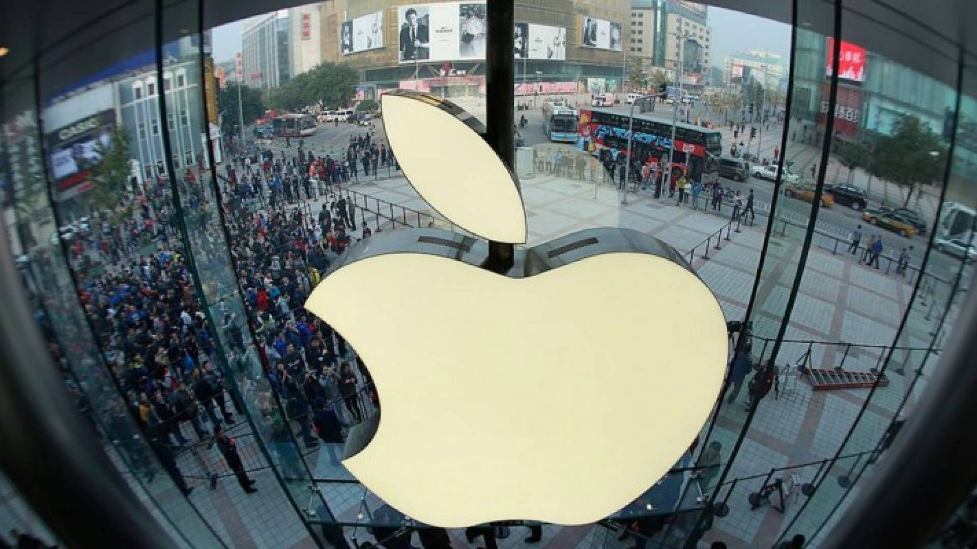 أبل 'تقتحم' حديقة سامسونغ الخلفية