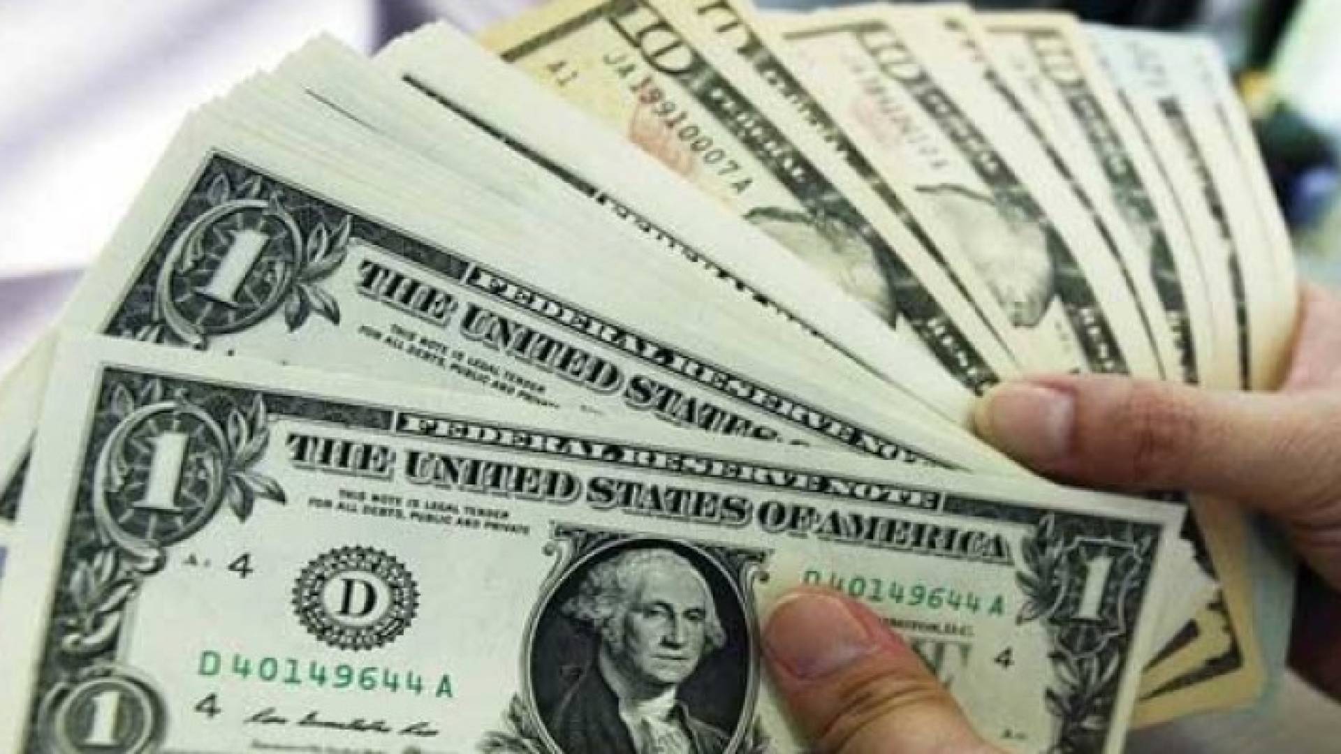 الدولار يتجه لتكبد خسارة أسبوعية عقب قرارات المركزين الأمريكي والياباني