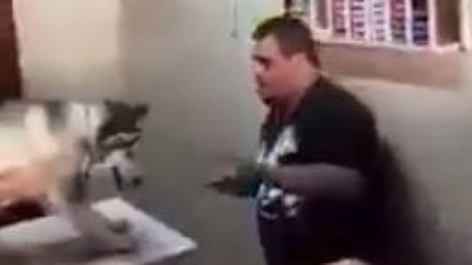 بالفيديو: اشخاص يعتدون على مريض بمتلازمة داون