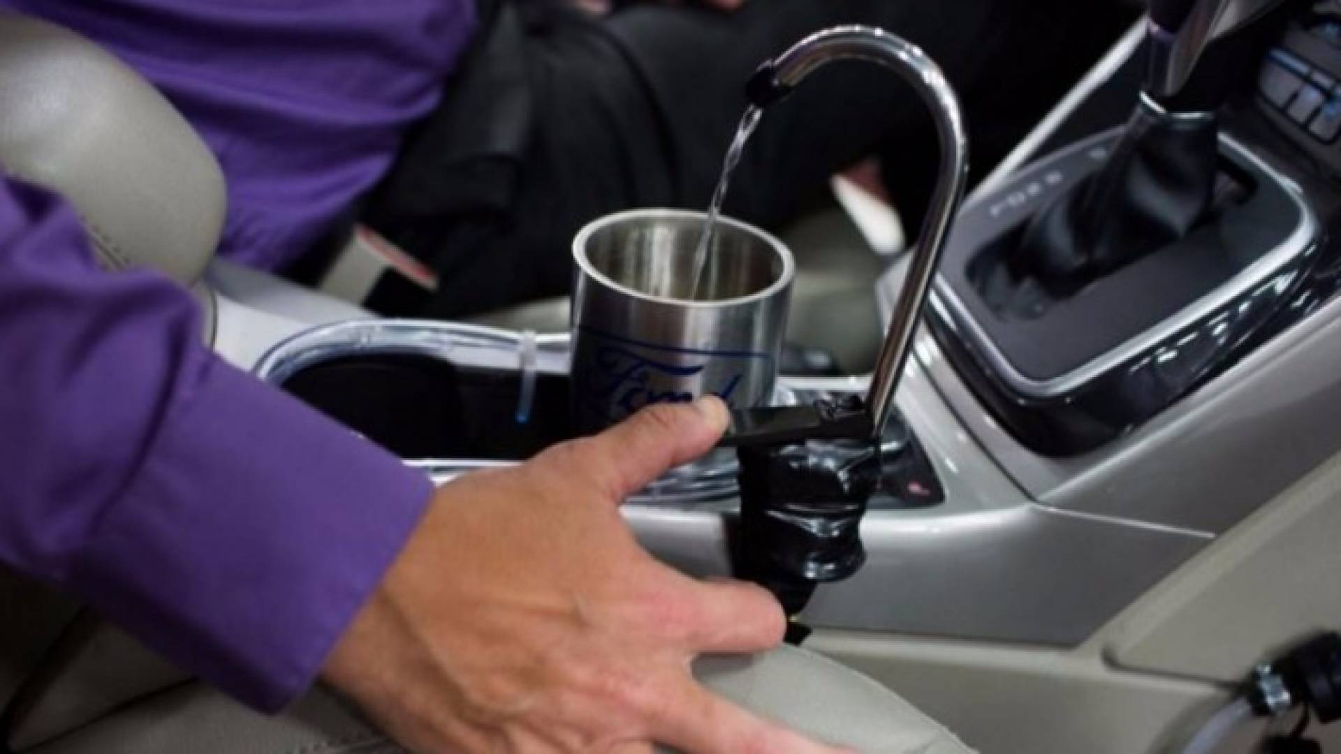 التكنولوجيا ستسقيك الماء في سيارتك إذا لم يكن لديك قارورة