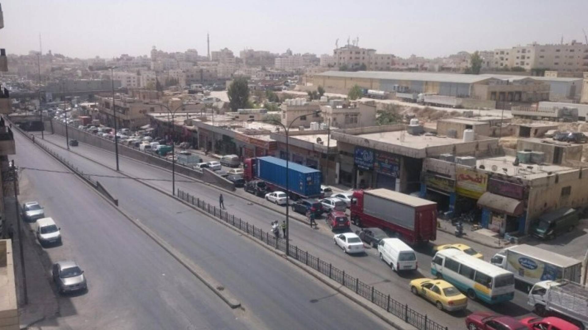 بالصور: حادث سير يتسبب بأزمة سير خانقة في محيط دوار الجمرك