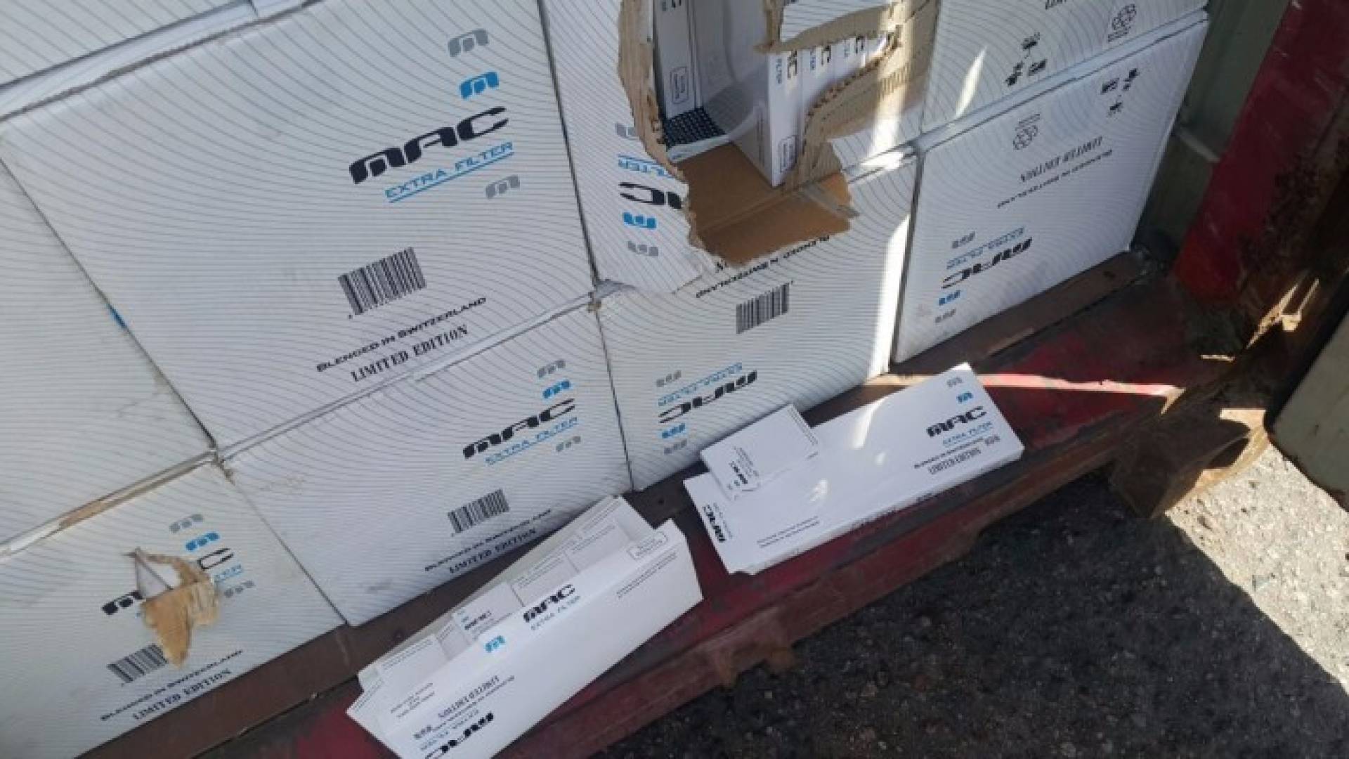 بالصور: الجمارك تحبط تهريب حاوية سجائر في العقبة