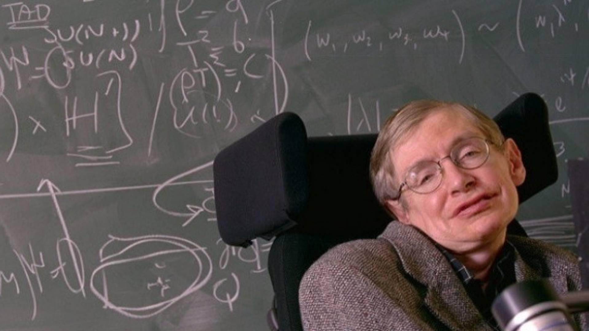 عالم فيزياء مشهور يحذر من خطر الاتصال مع كائنات فضائية