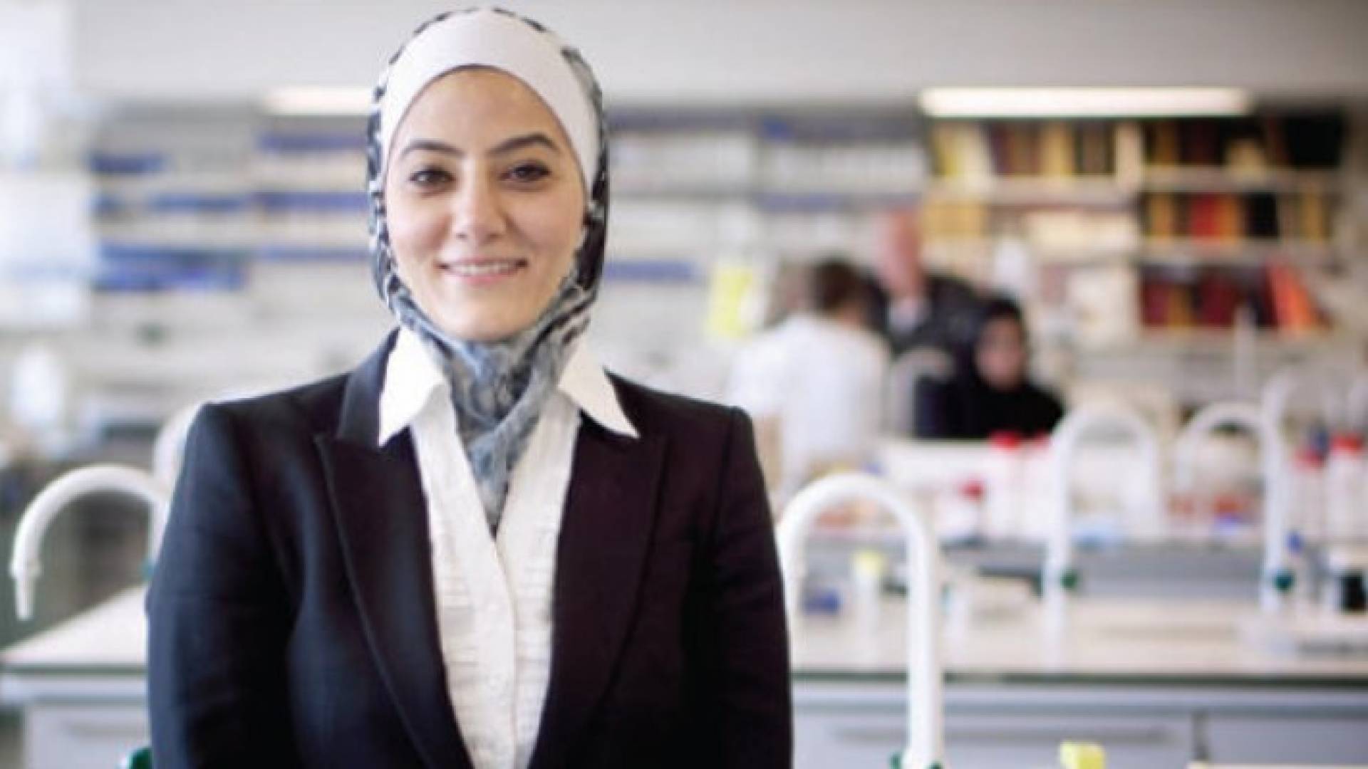أردنية تحقق 4 براءات اختراع لعلاج السرطان