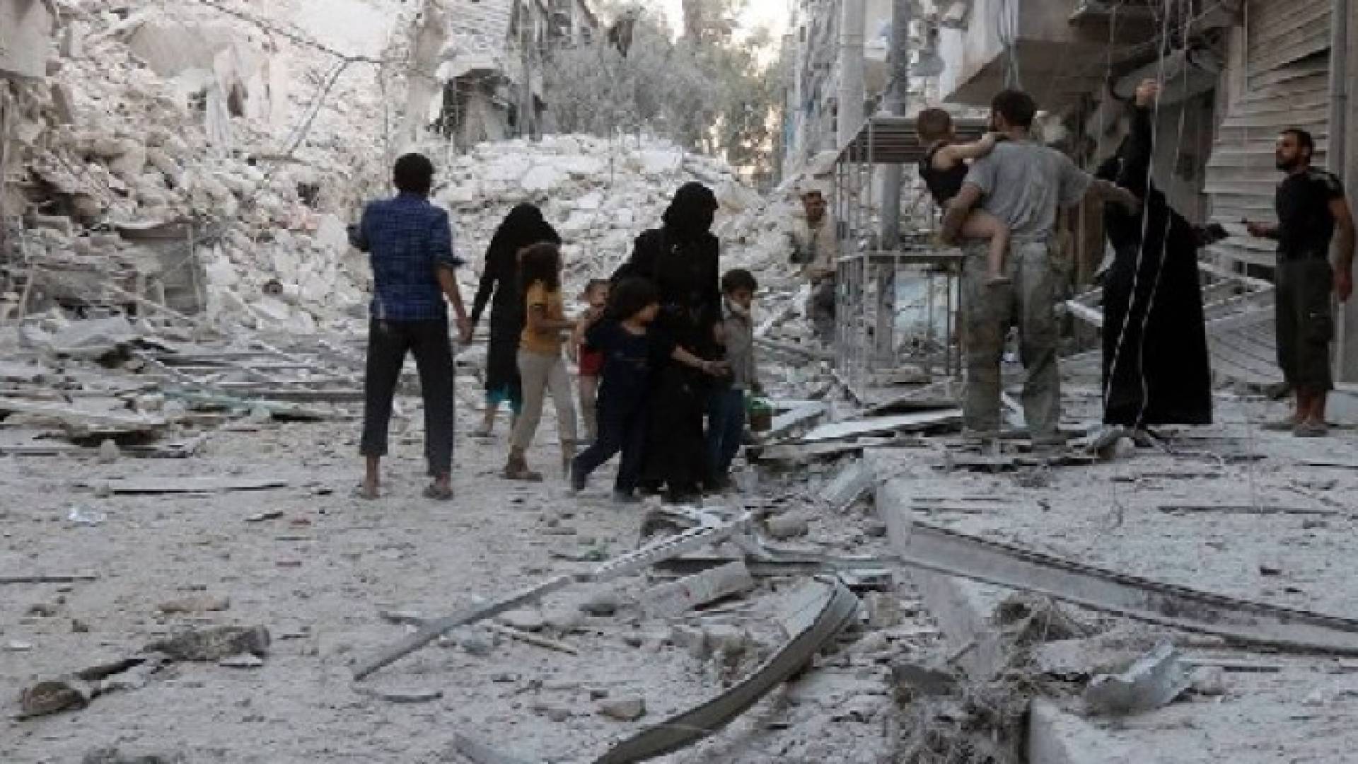 عشرات الغارات على احياء حلب الشرقية والمشافي تضيق بالمصابين