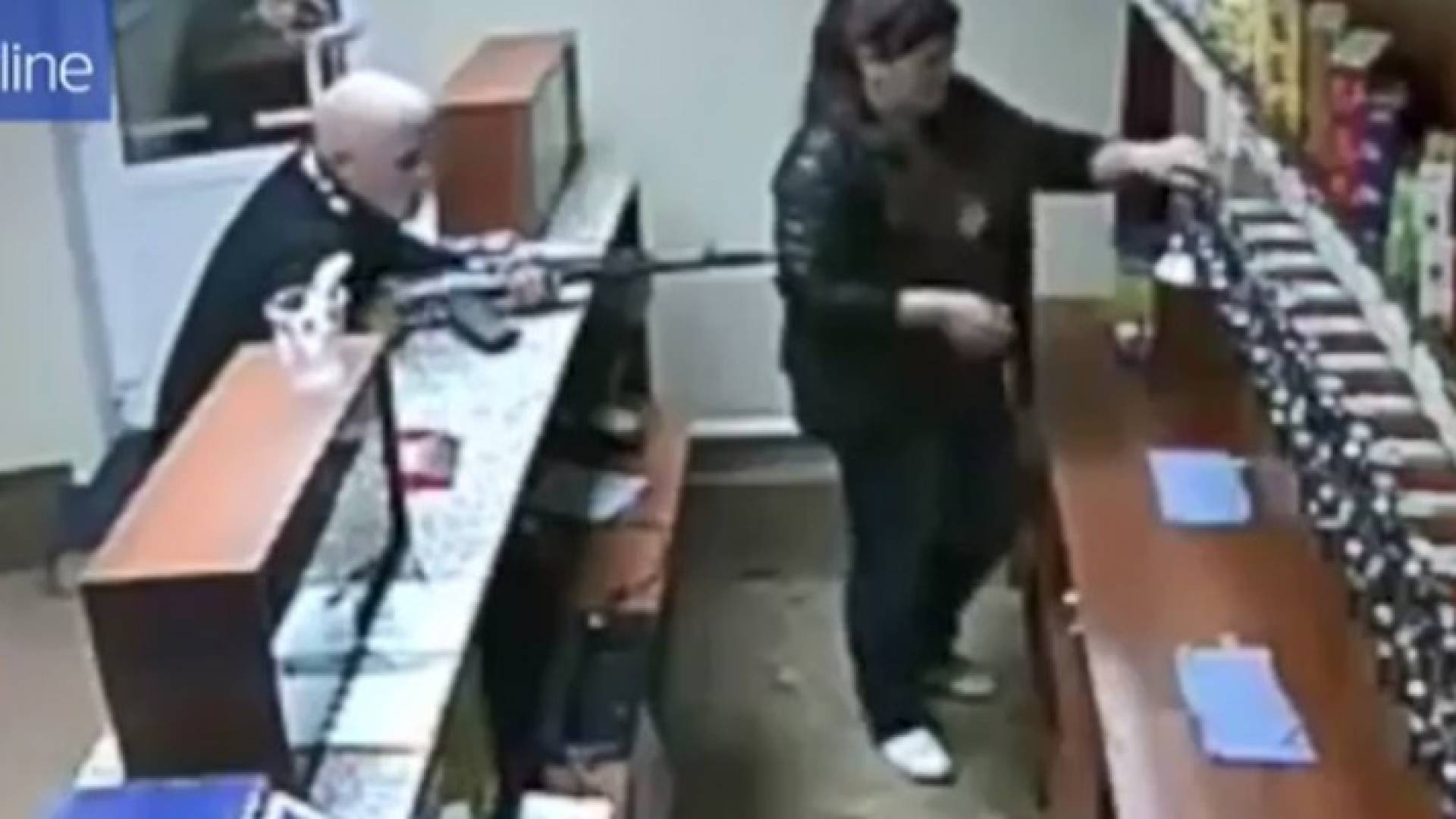 فيديو.. امرأة شجاعة تهاجم لصا مسلحا ببندقية آلية